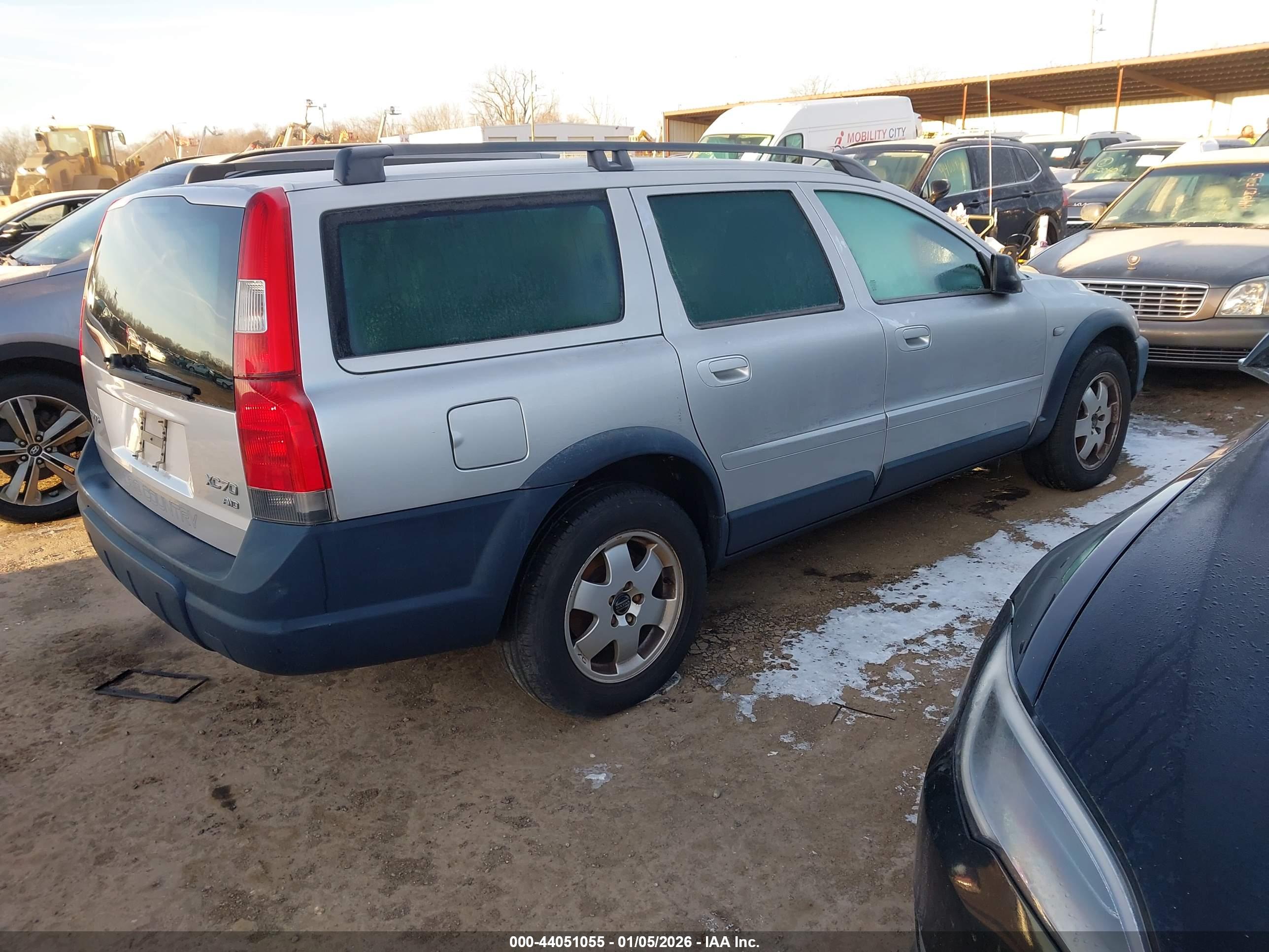 VOLVO XC70 image 4