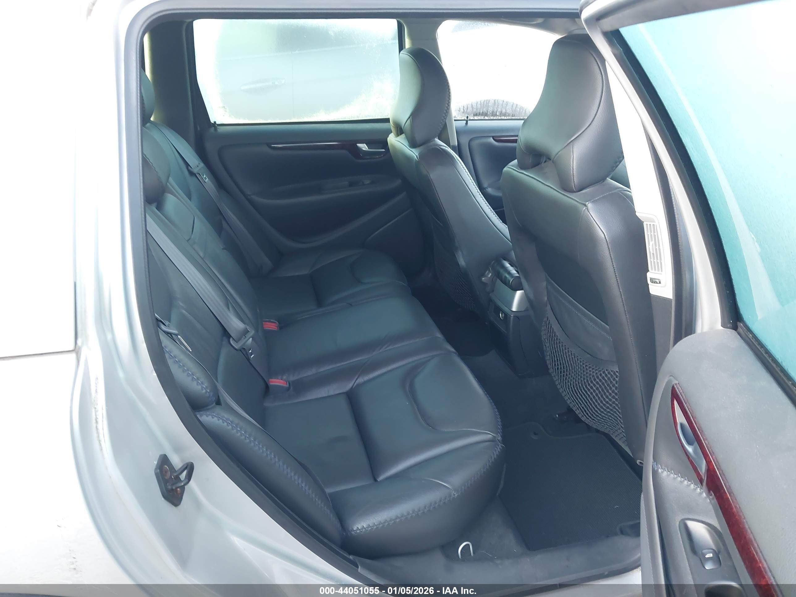 VOLVO XC70 image 8