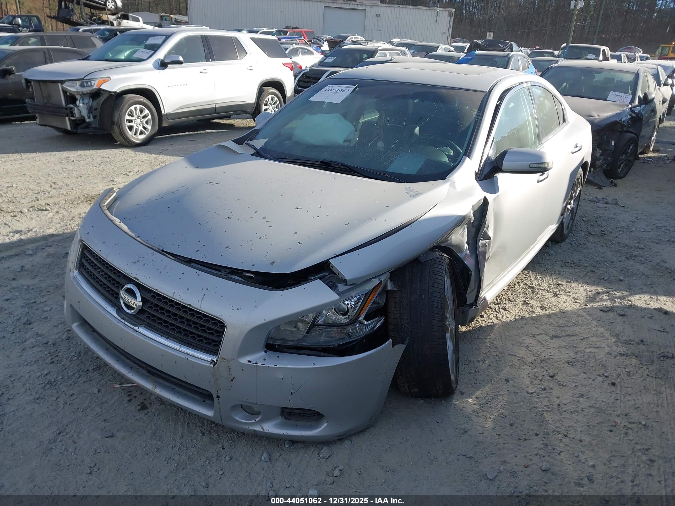 NISSAN MAXIMA image 2