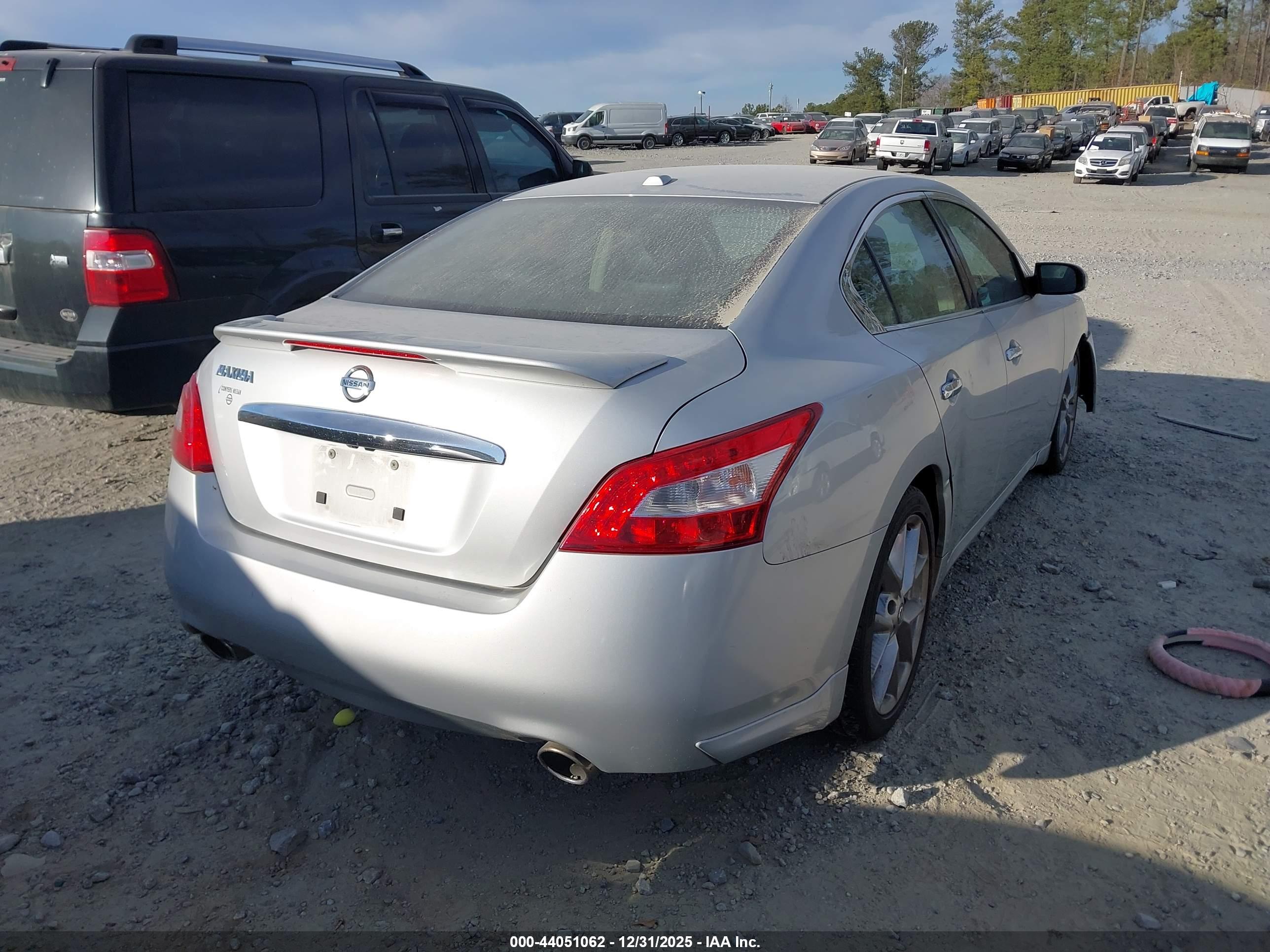 NISSAN MAXIMA image 4