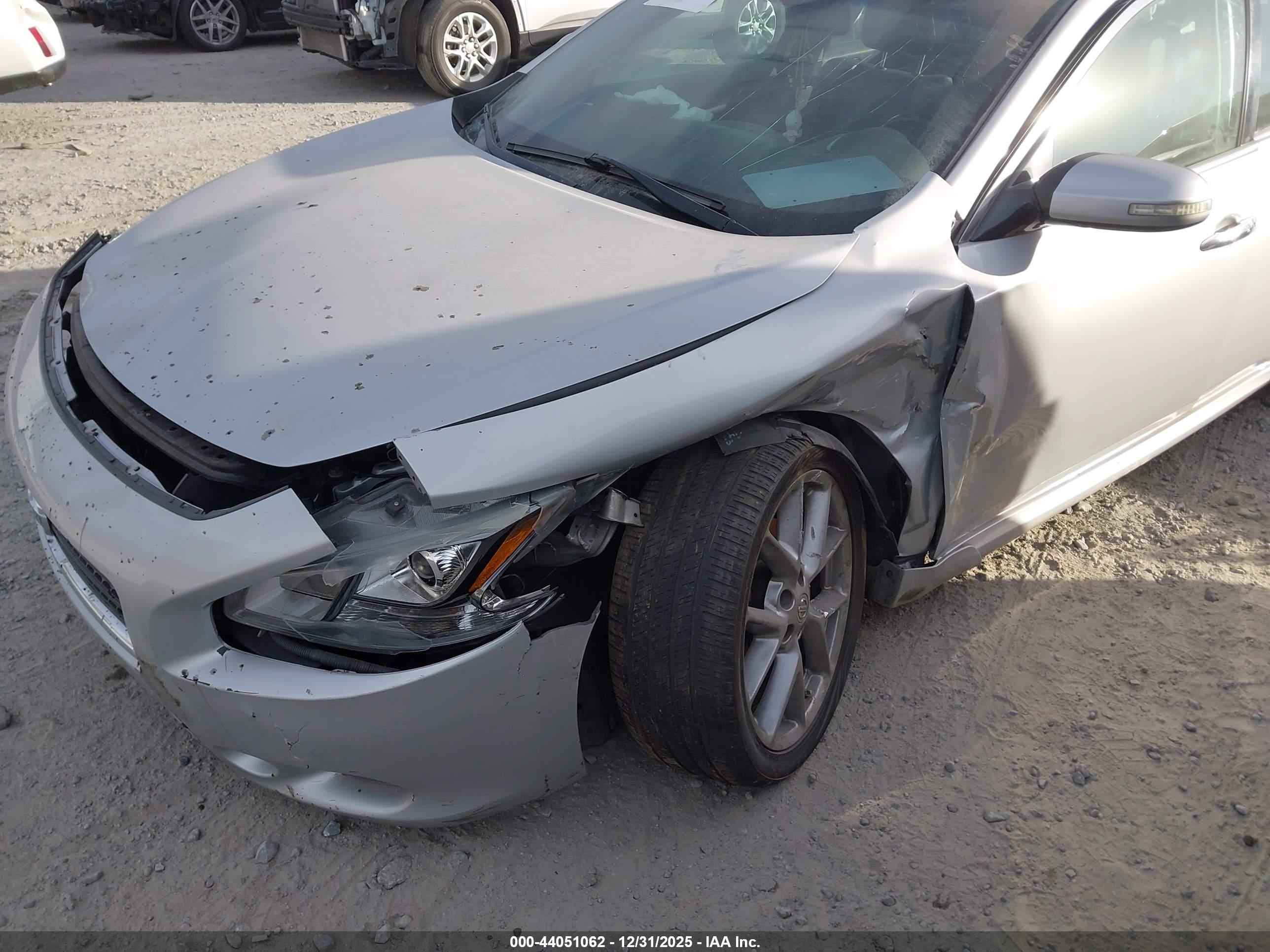 NISSAN MAXIMA image 6