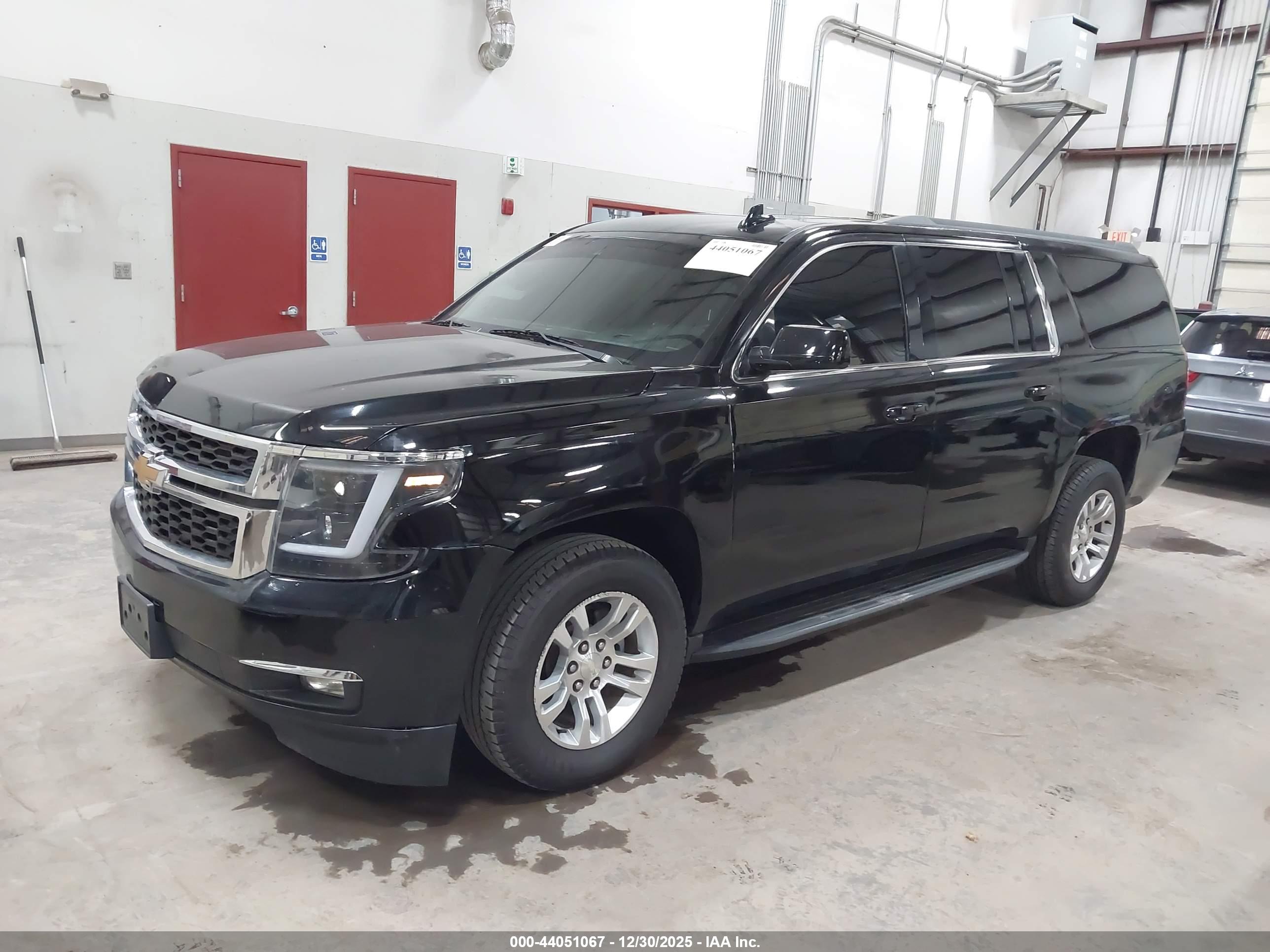 CHEVROLET SUBURBAN image 2