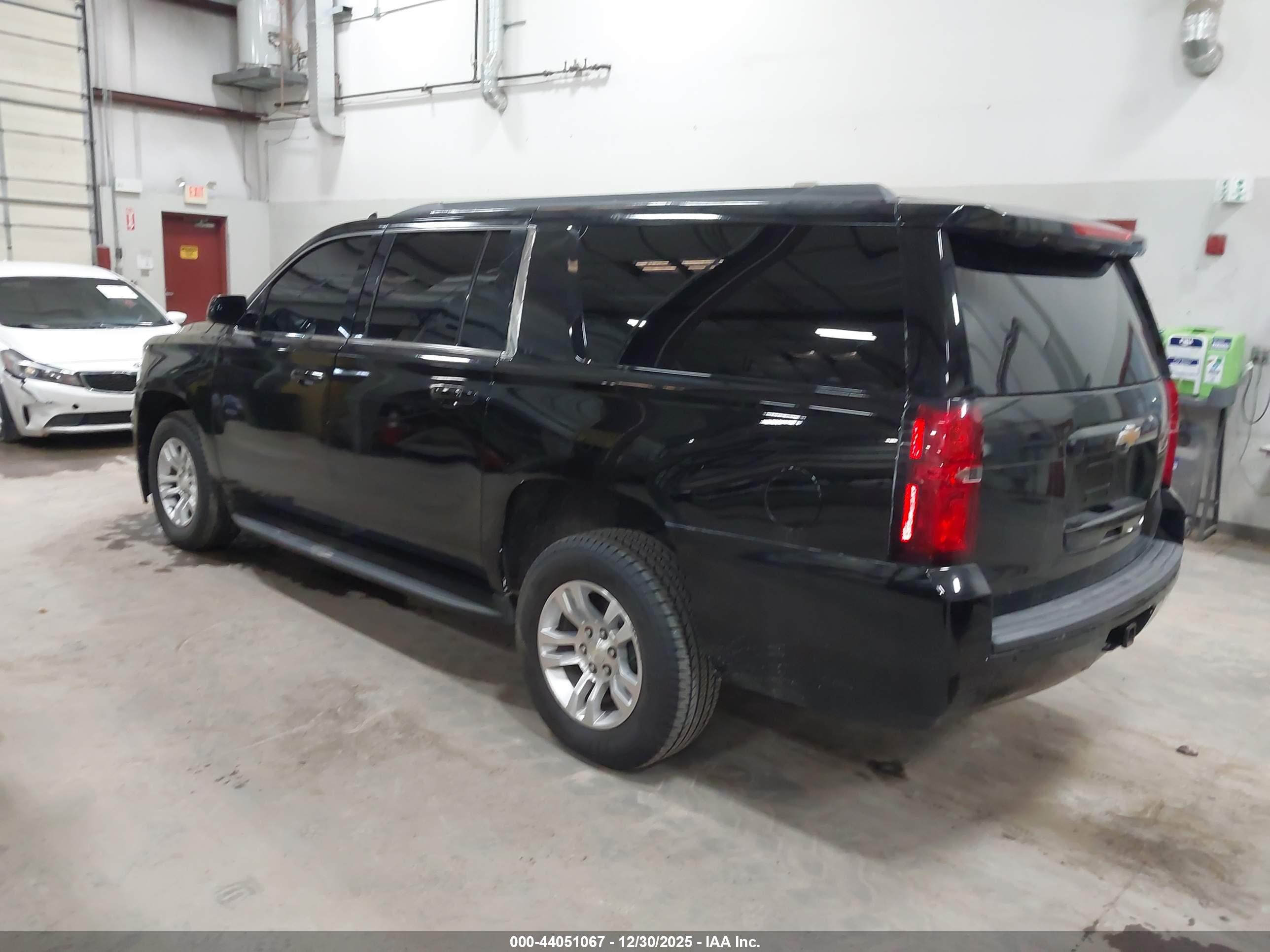 CHEVROLET SUBURBAN image 3