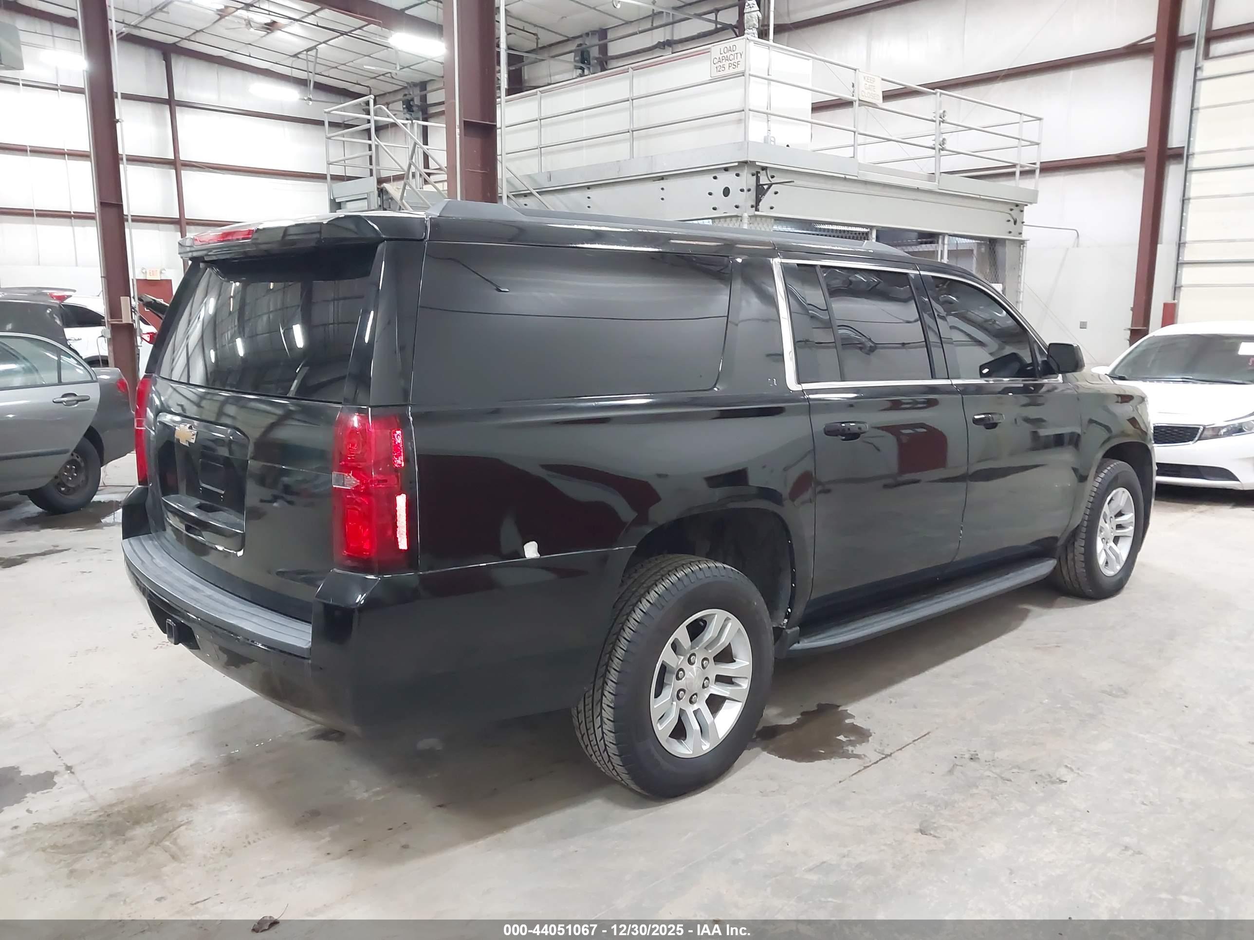 CHEVROLET SUBURBAN image 4