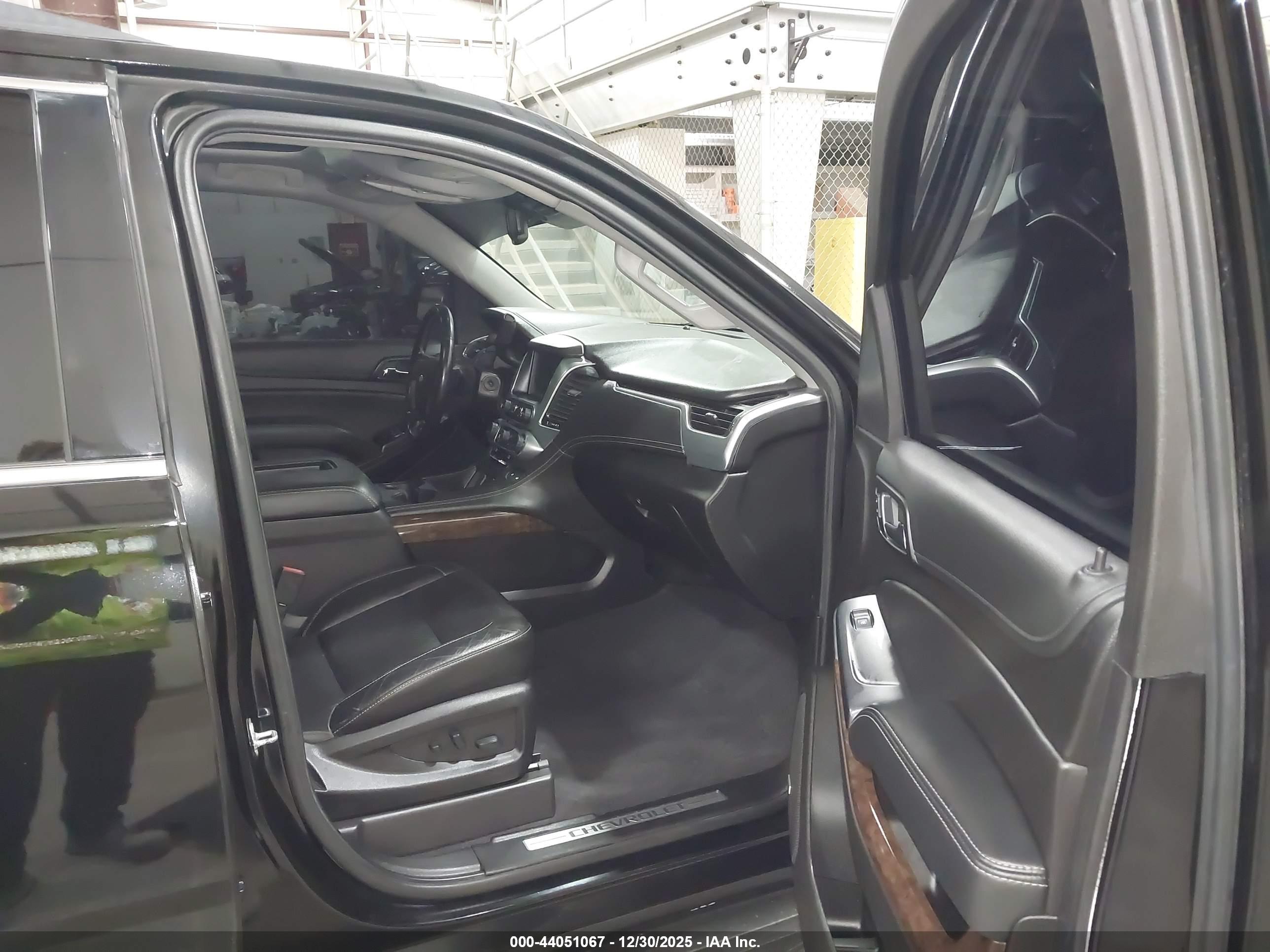 CHEVROLET SUBURBAN image 5