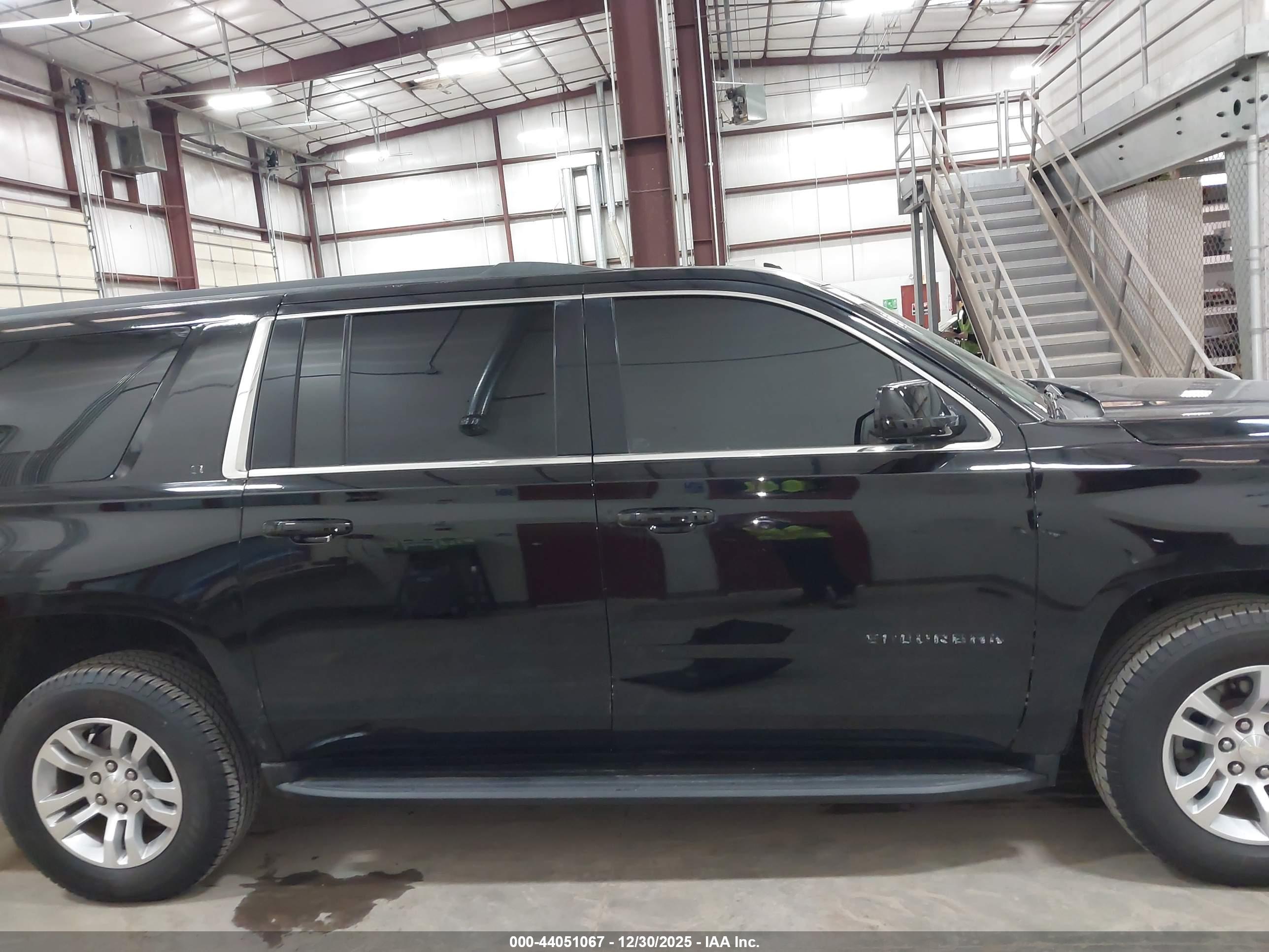 CHEVROLET SUBURBAN image 6