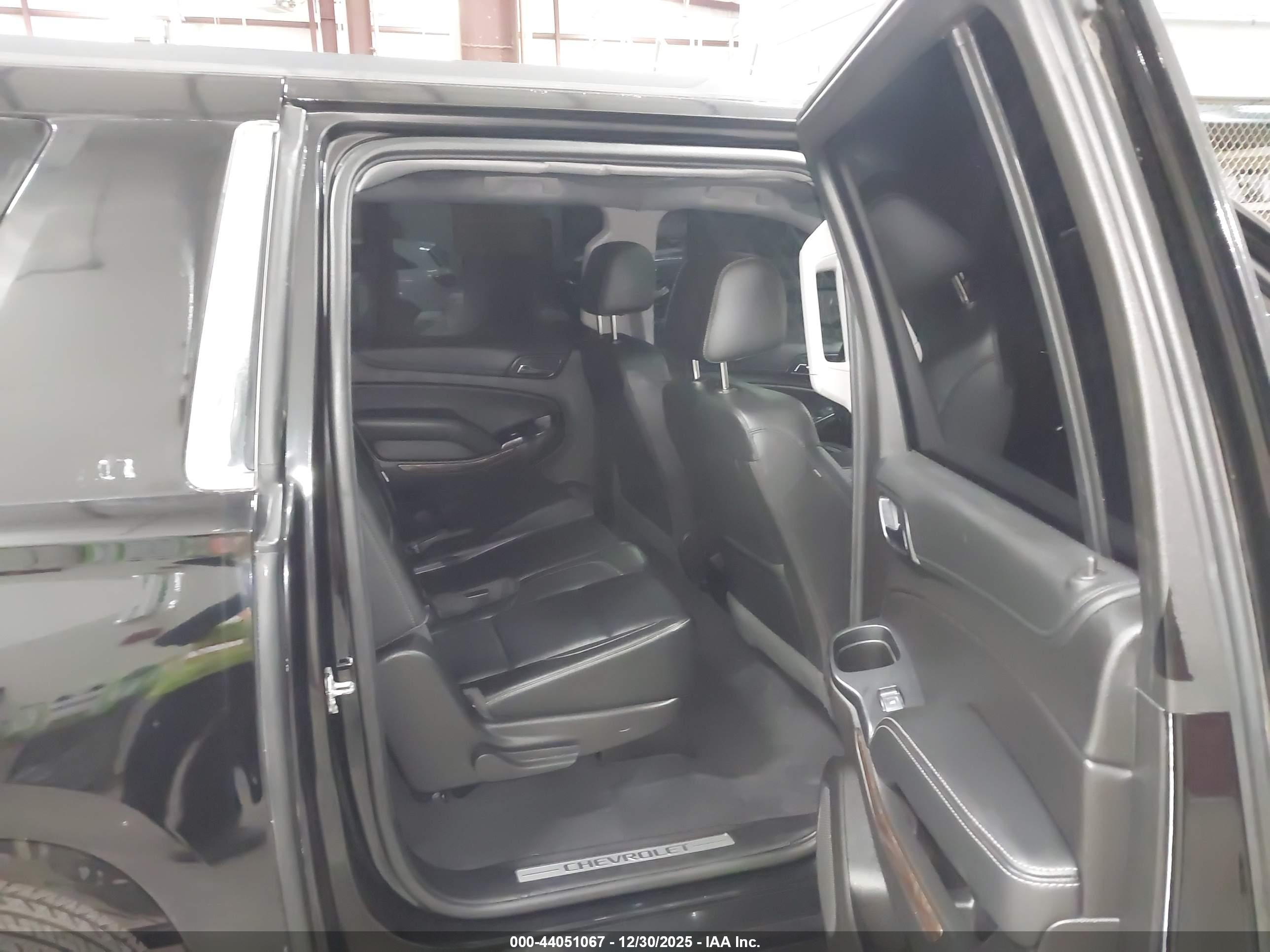 CHEVROLET SUBURBAN image 8