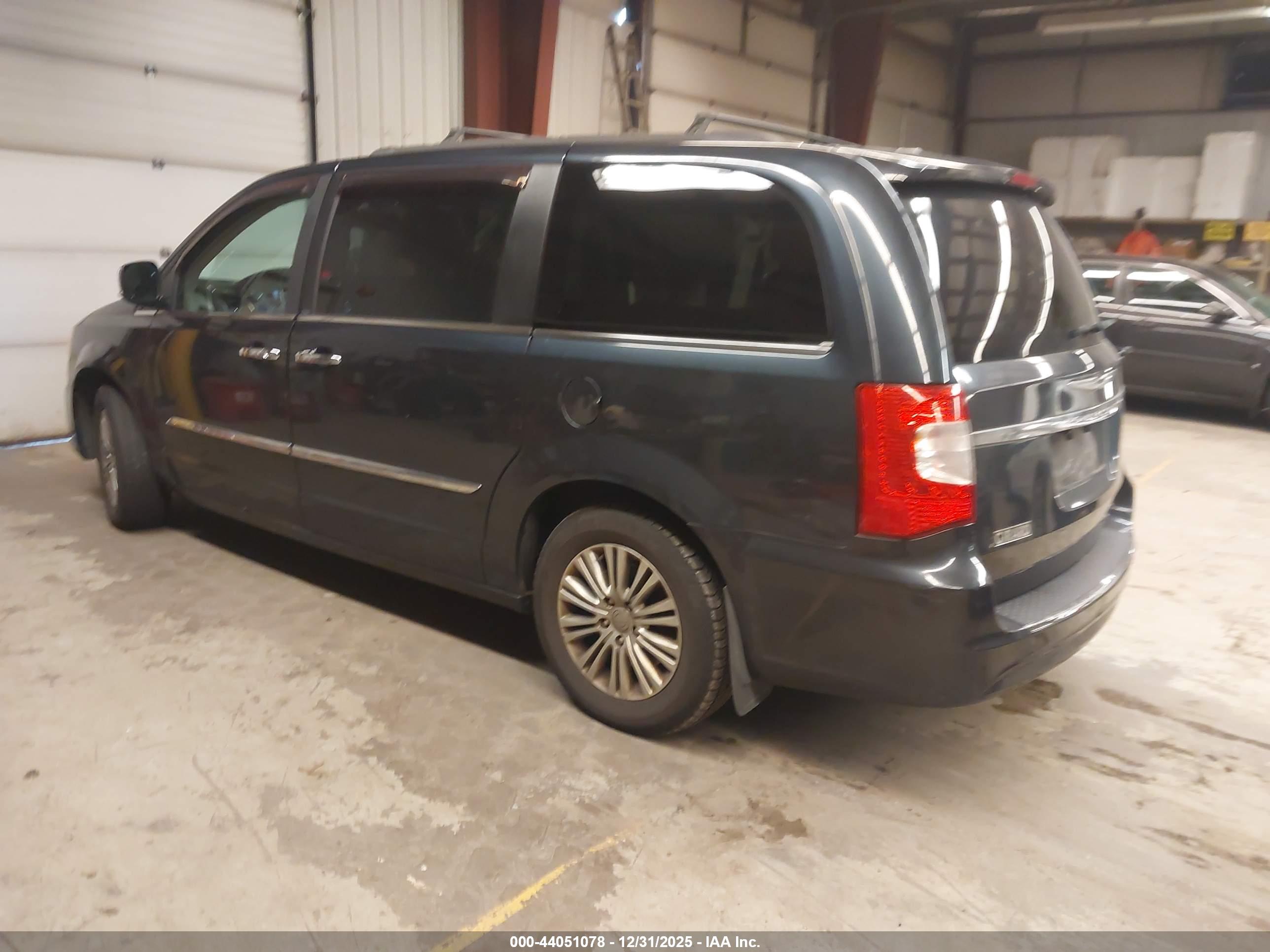 CHRYSLER TOWN image 3