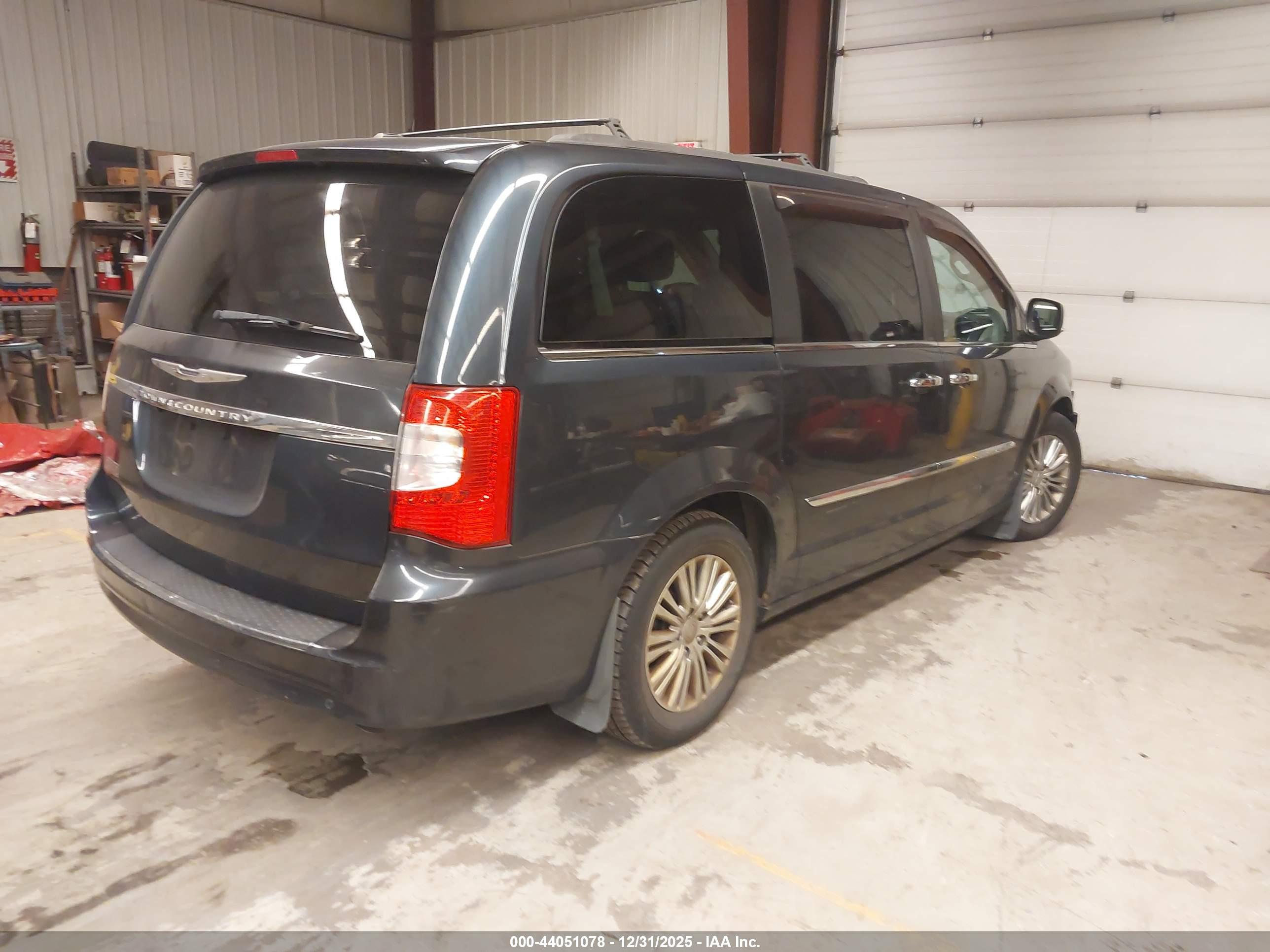 CHRYSLER TOWN image 4