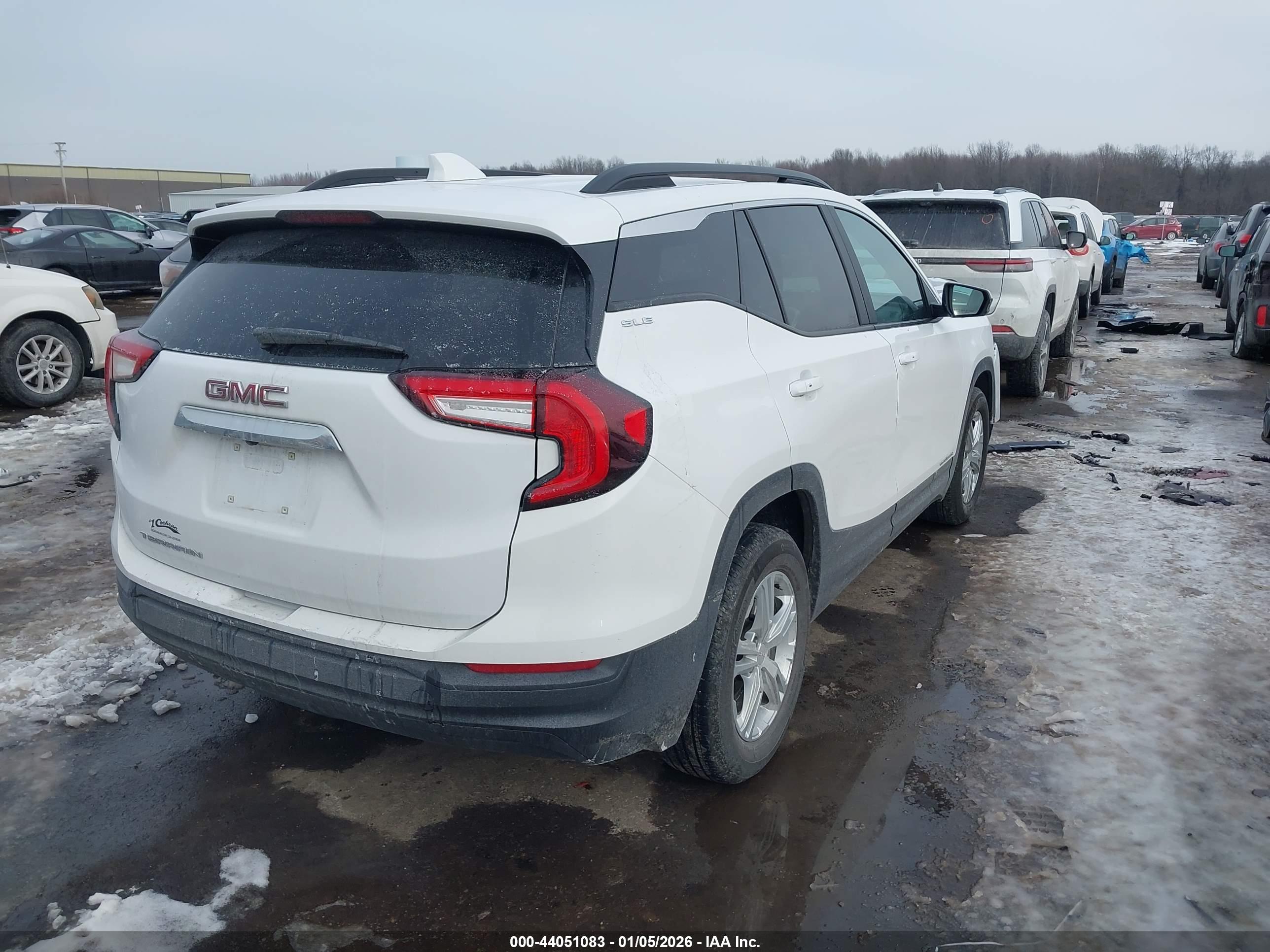 GMC TERRAIN image 4