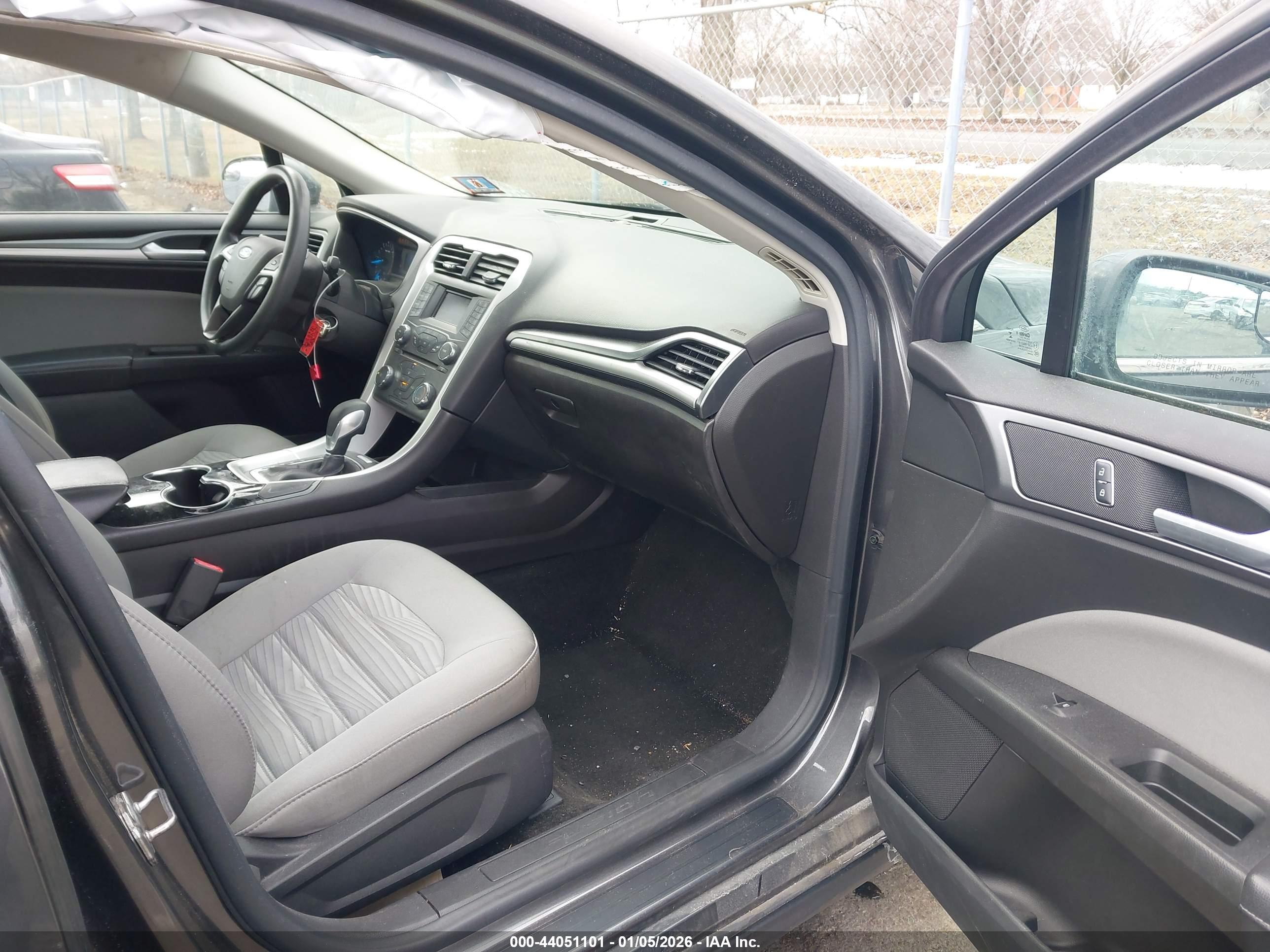 FORD FUSION image 5