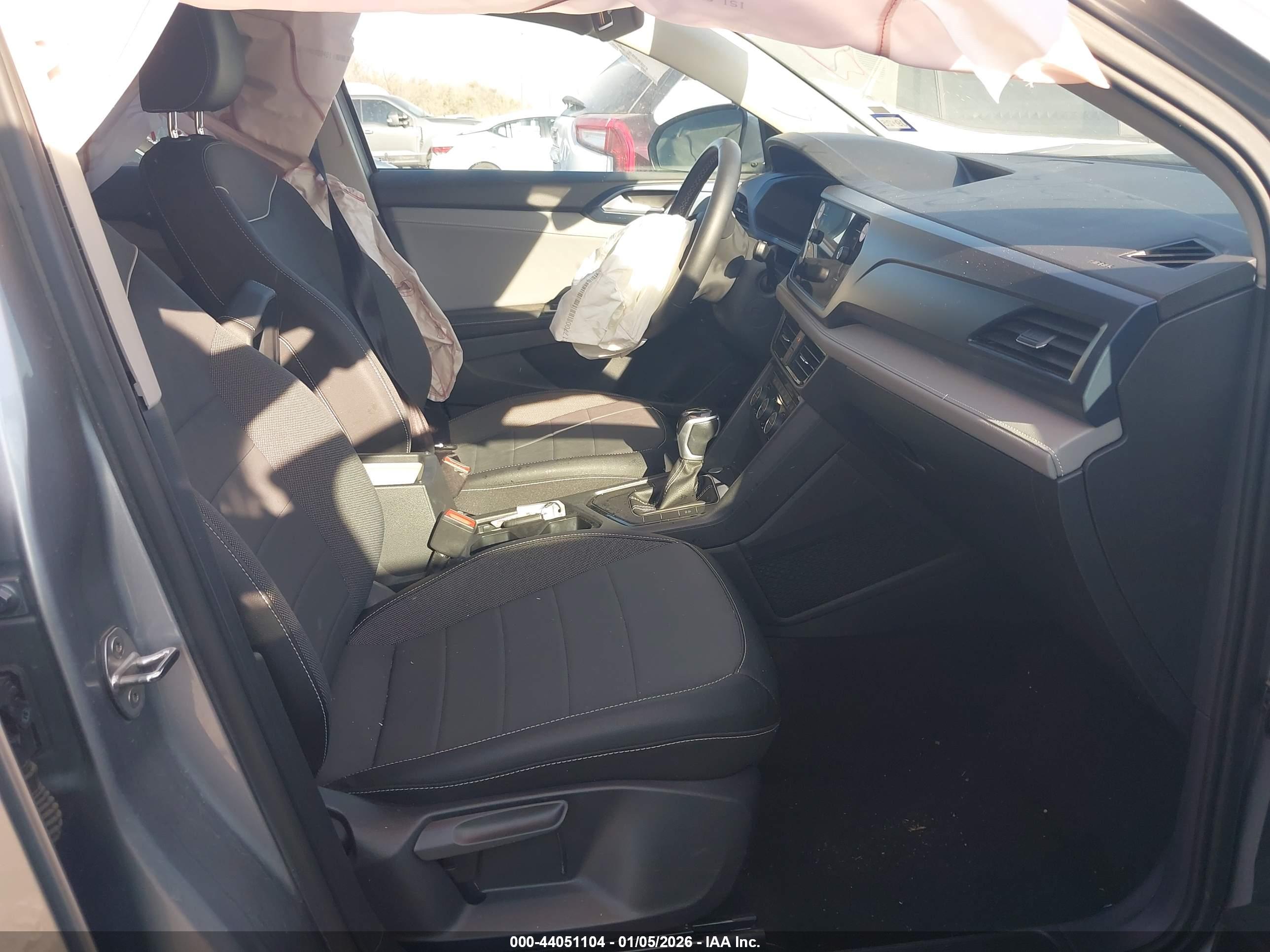 VOLKSWAGEN TAOS image 5