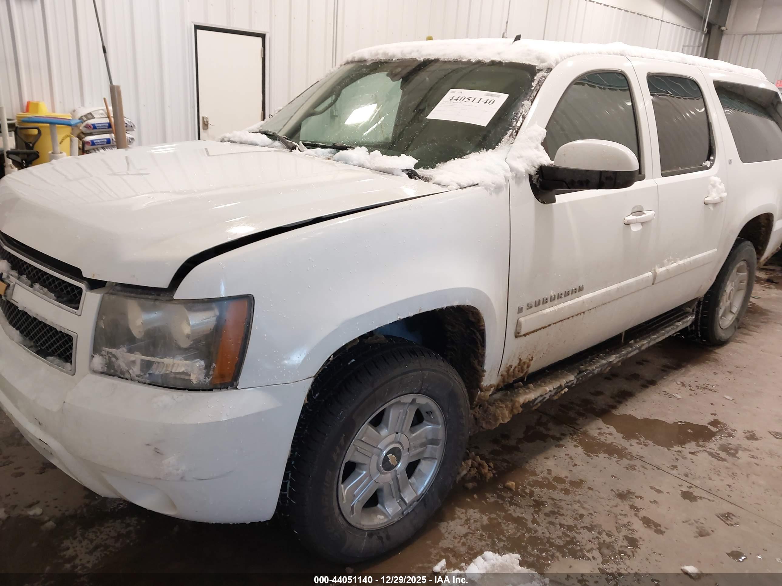 CHEVROLET SUBURBAN image 2