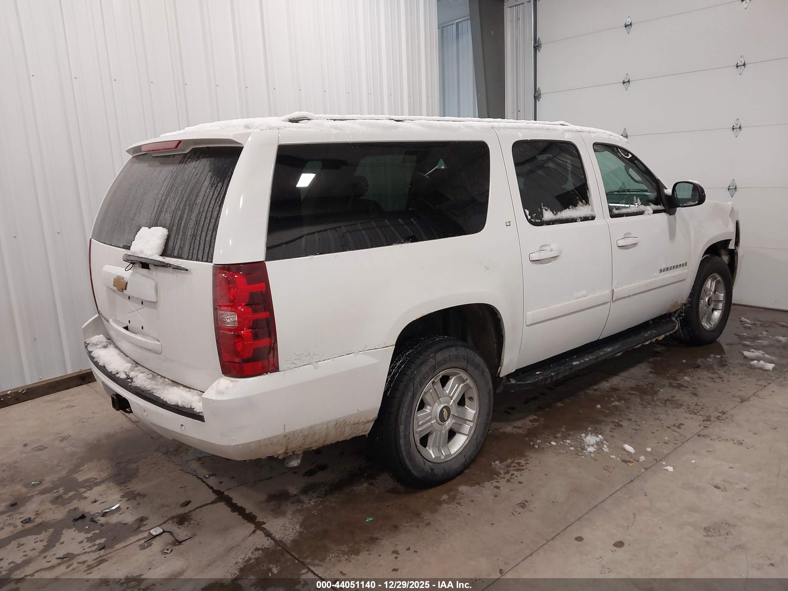 CHEVROLET SUBURBAN image 4