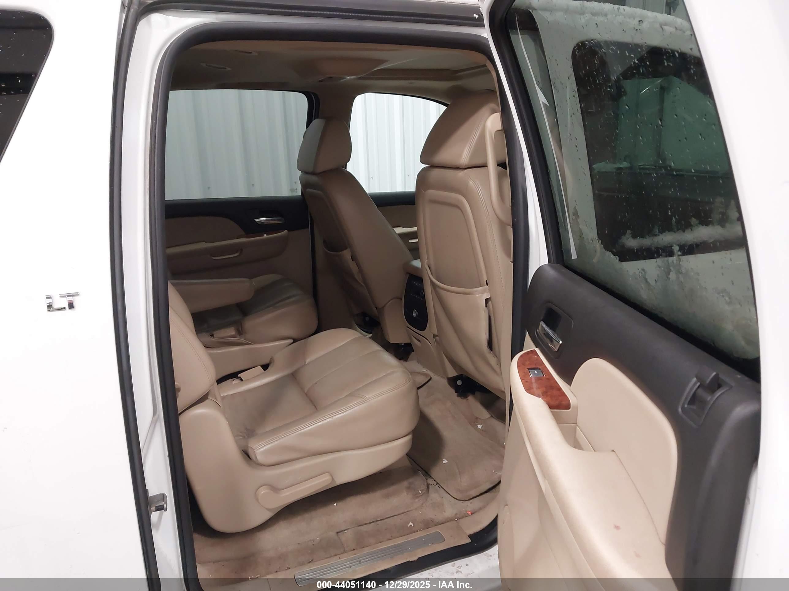 CHEVROLET SUBURBAN image 8