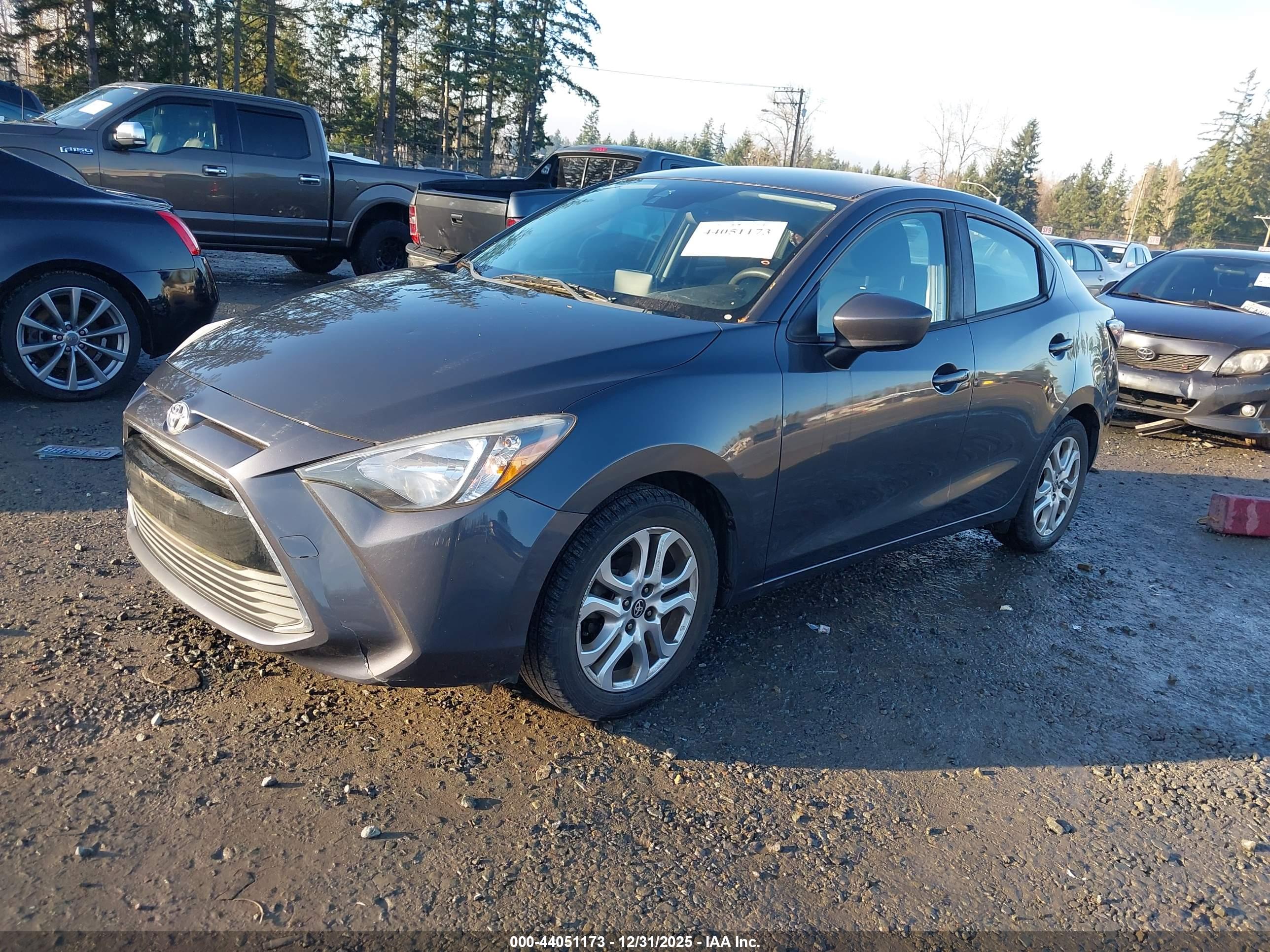 TOYOTA YARIS image 2