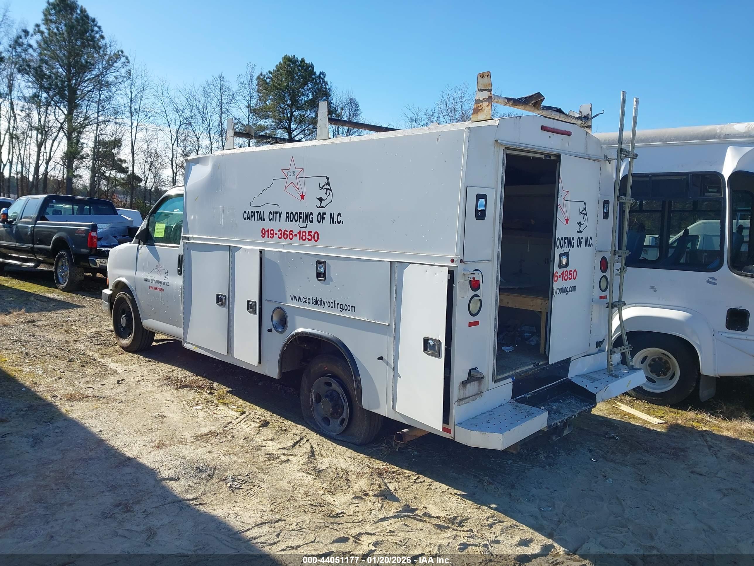 CHEVROLET EXPRESS image 3