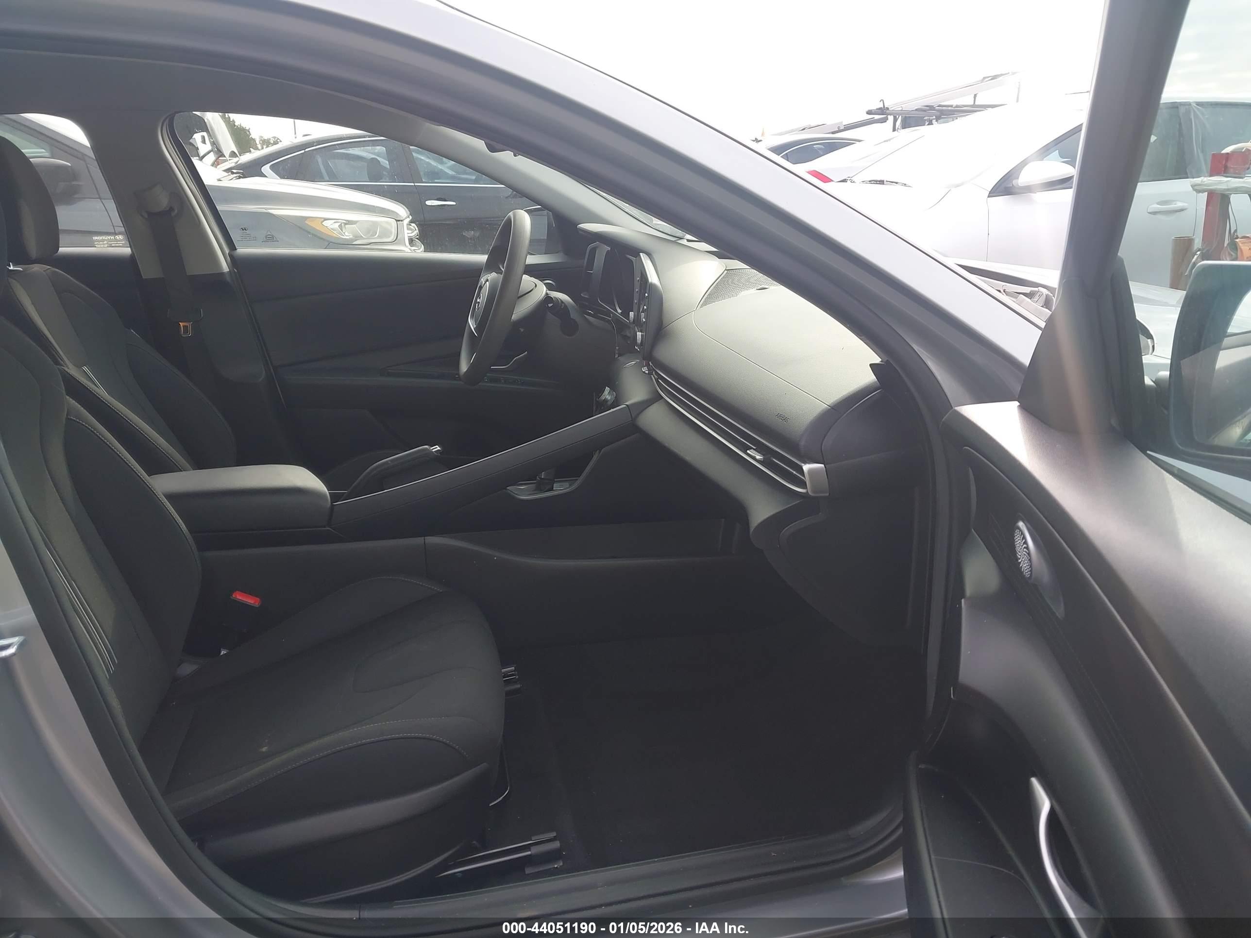 HYUNDAI ELANTRA image 5