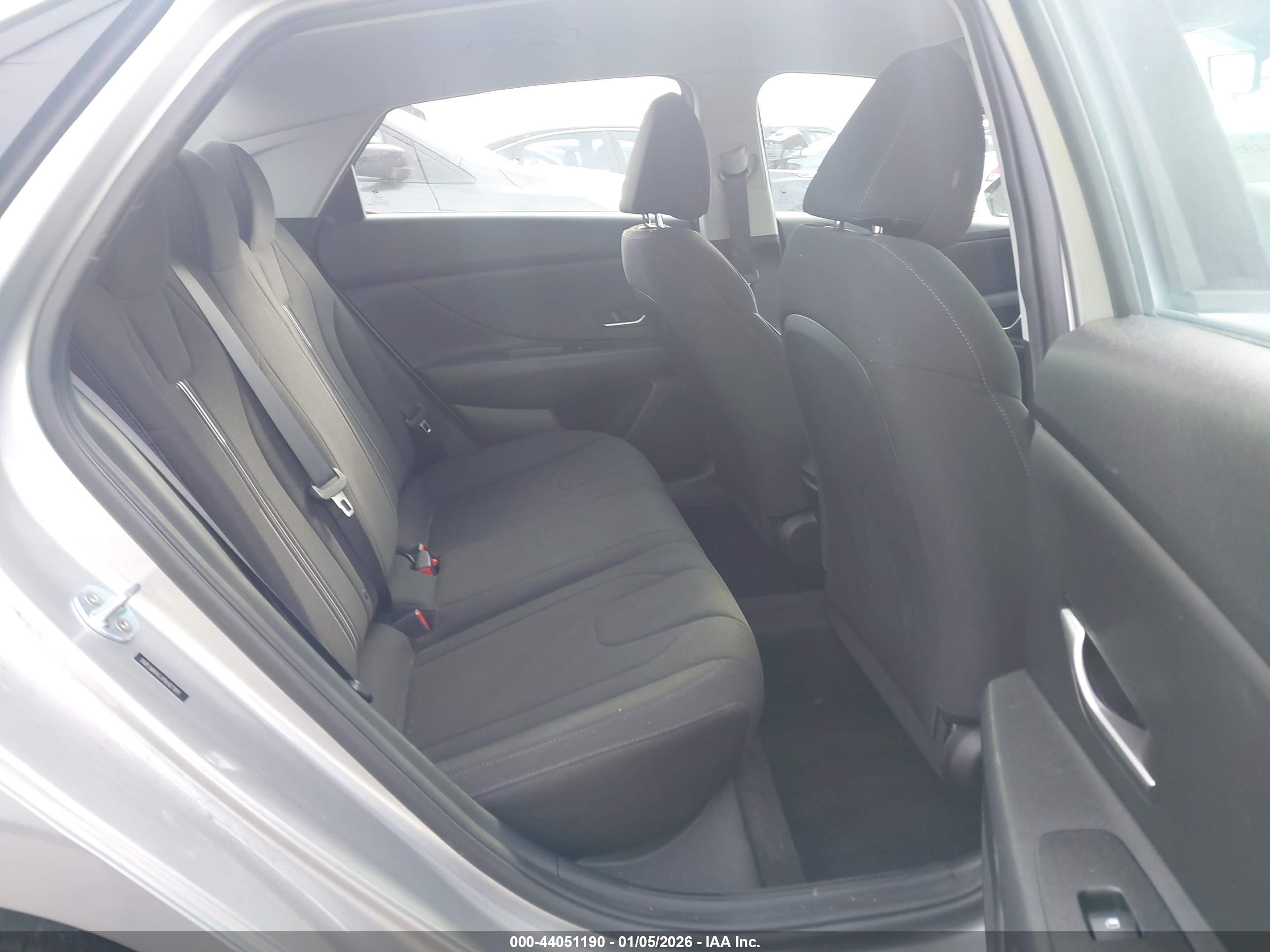 HYUNDAI ELANTRA image 8