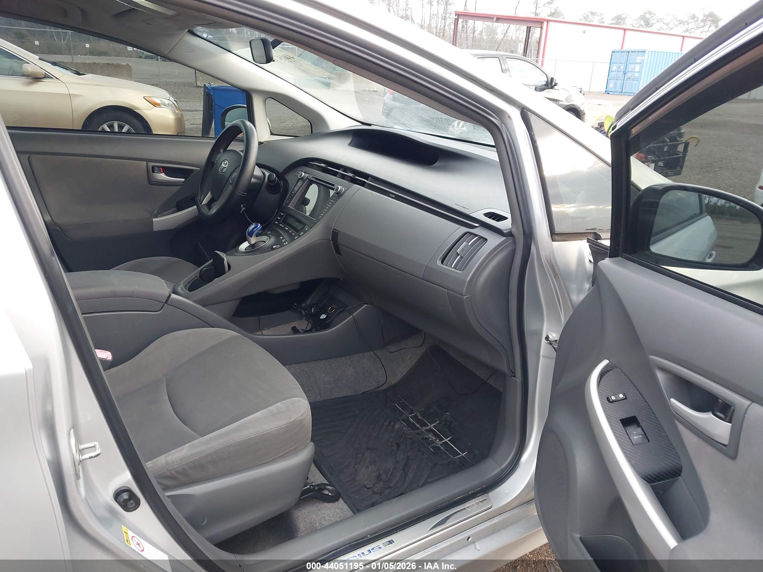 TOYOTA PRIUS image 5