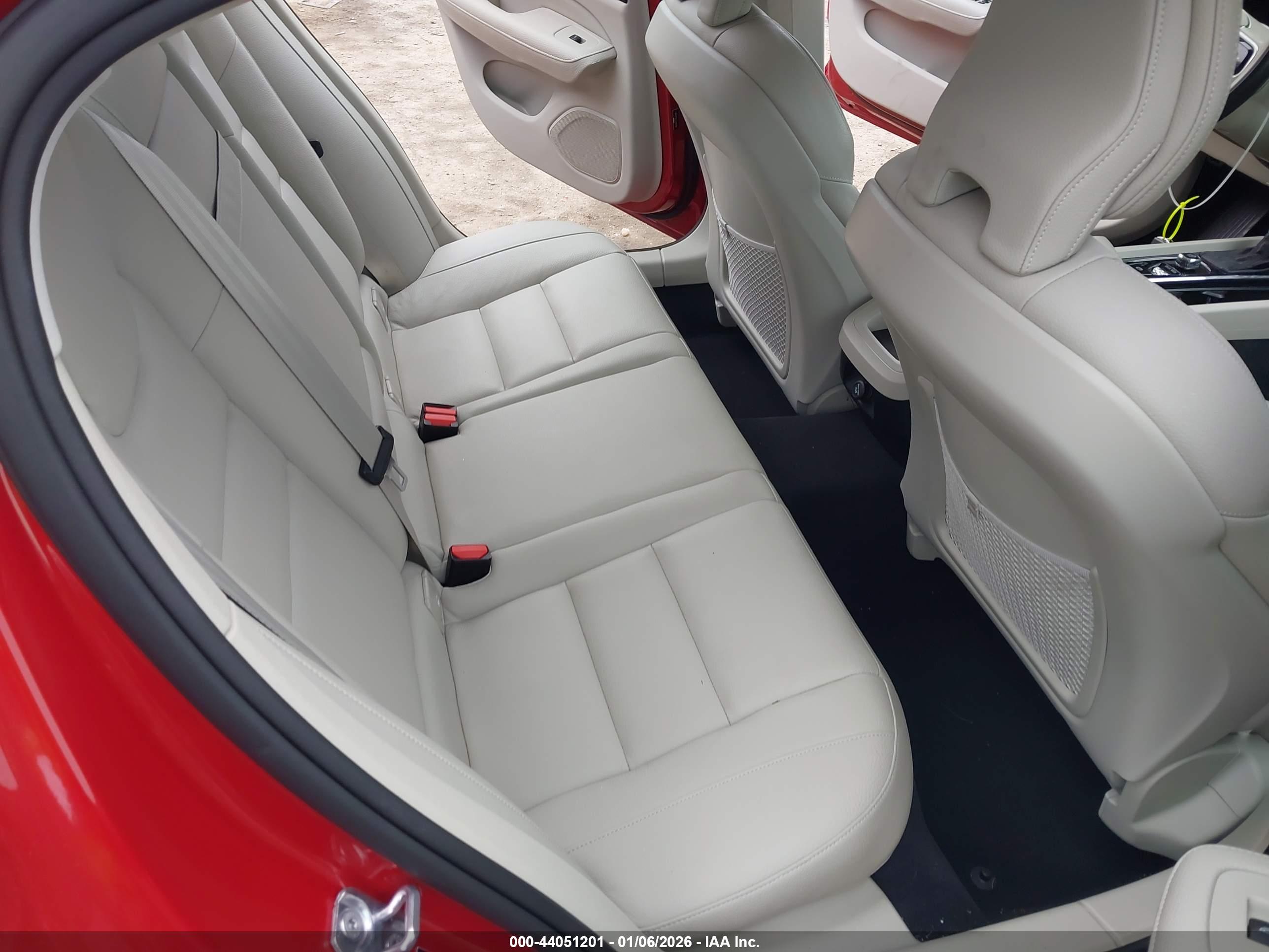 VOLVO S60 image 8