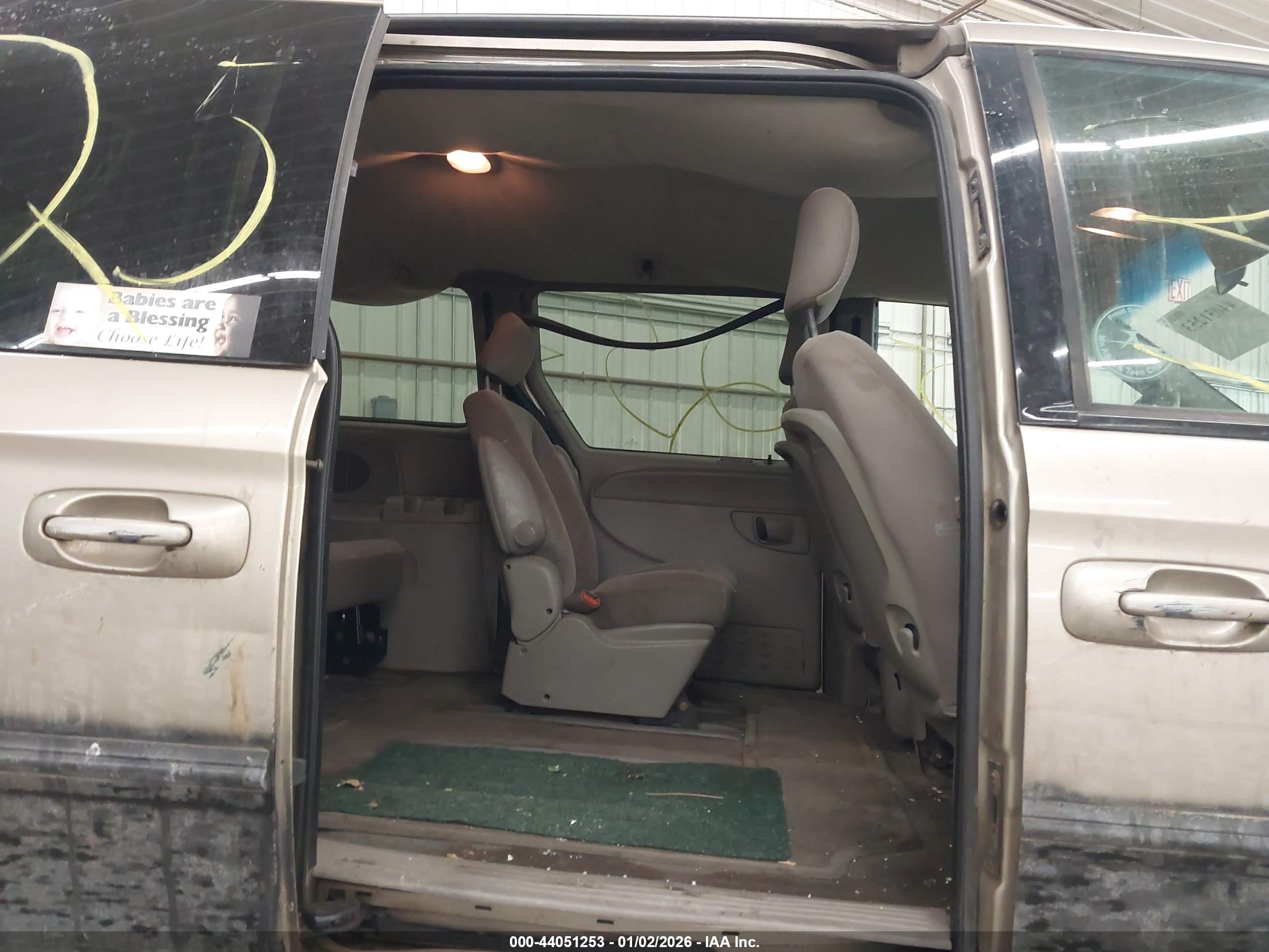 CHRYSLER TOWN image 8
