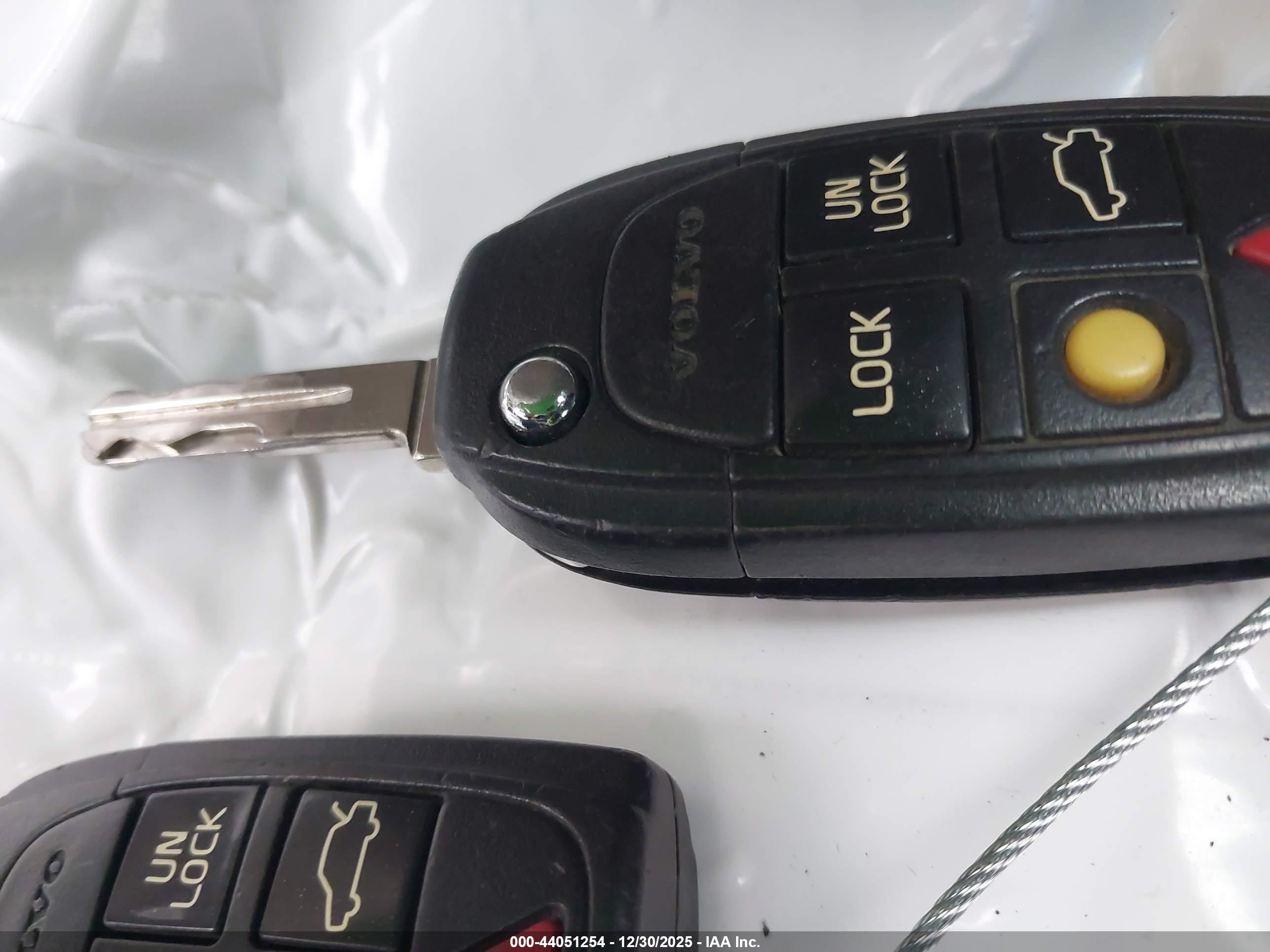 VOLVO XC70 image 11