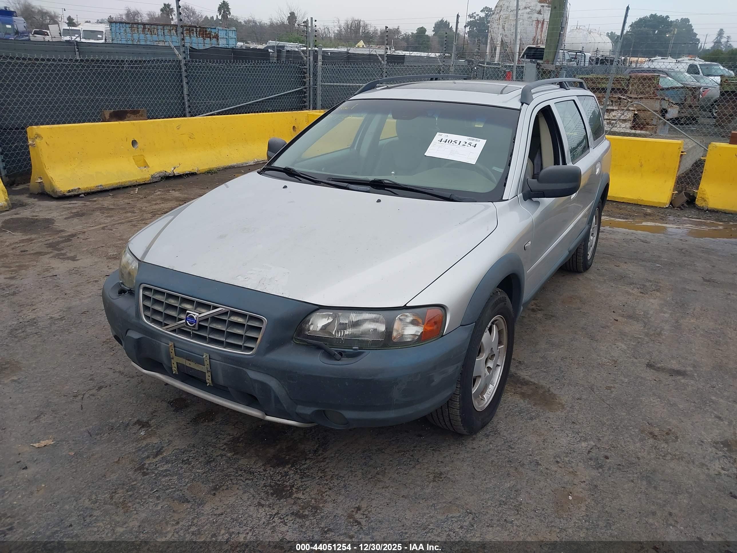 VOLVO XC70 image 2