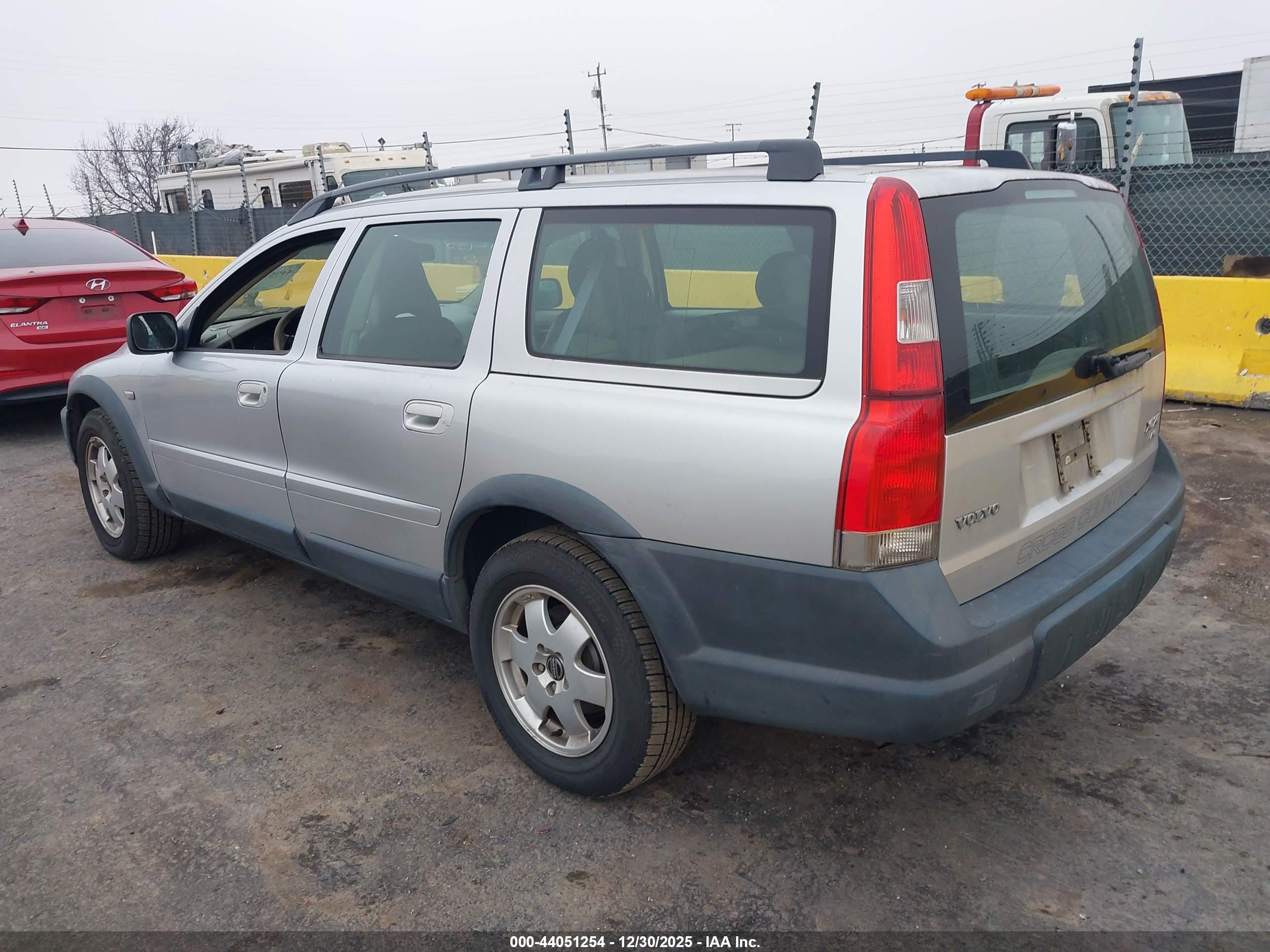VOLVO XC70 image 3