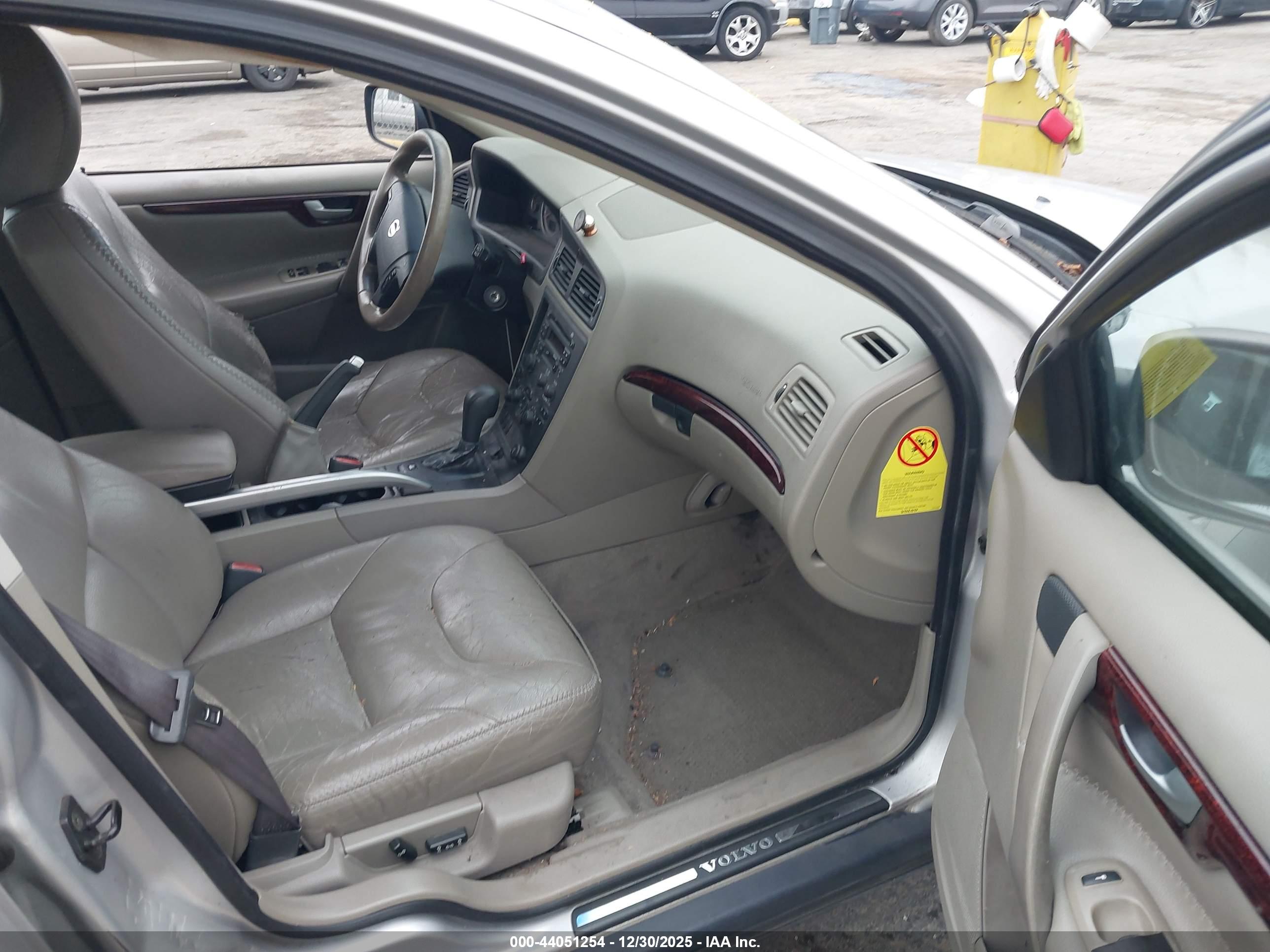 VOLVO XC70 image 5
