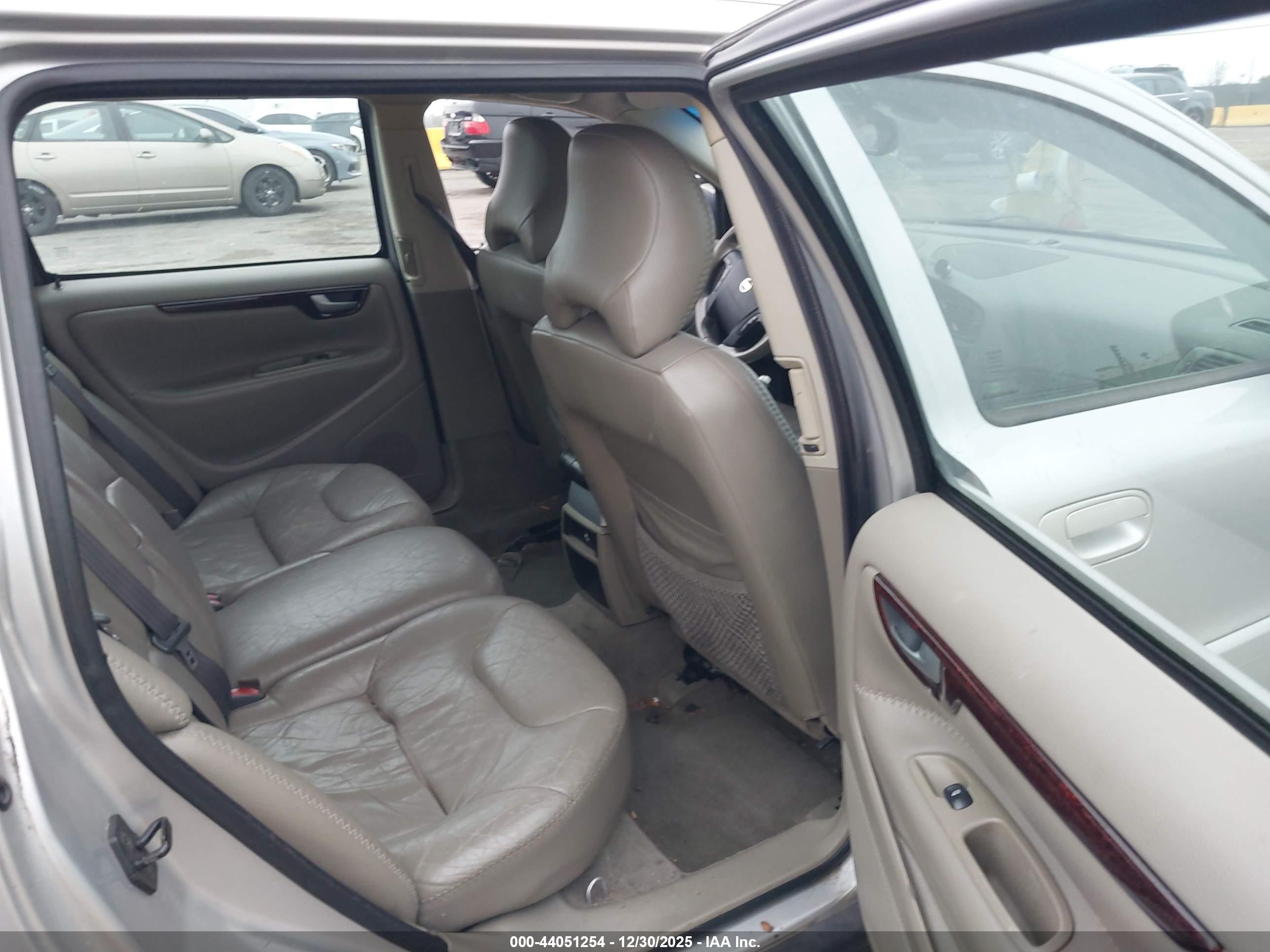 VOLVO XC70 image 8
