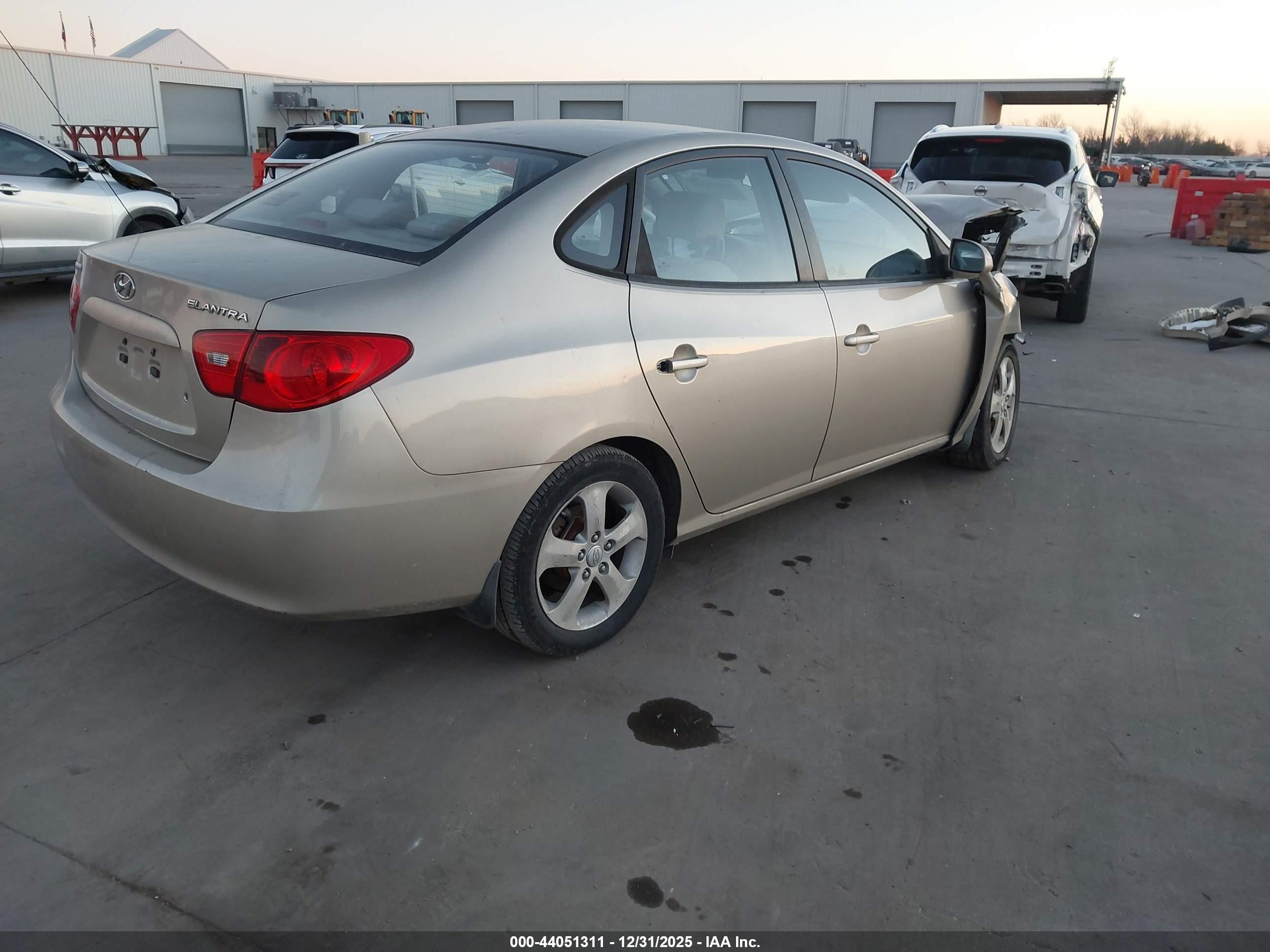 HYUNDAI ELANTRA image 4