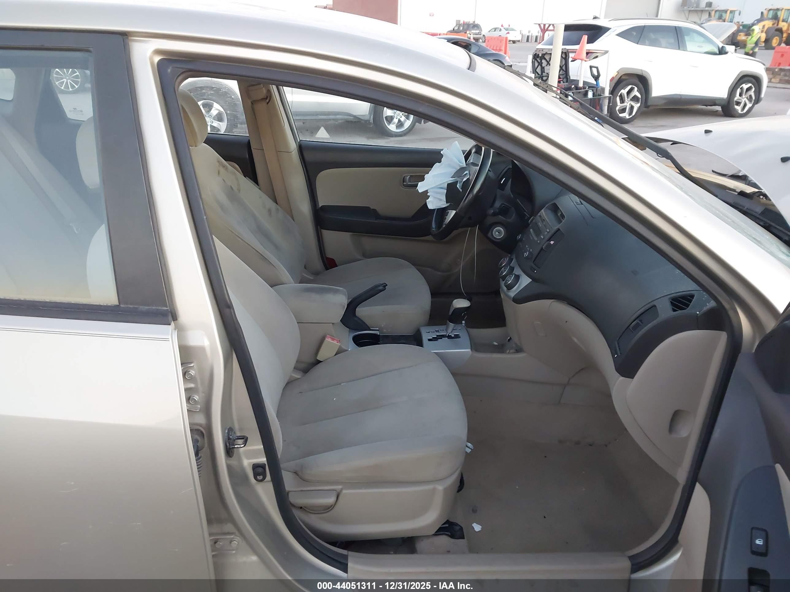HYUNDAI ELANTRA image 5
