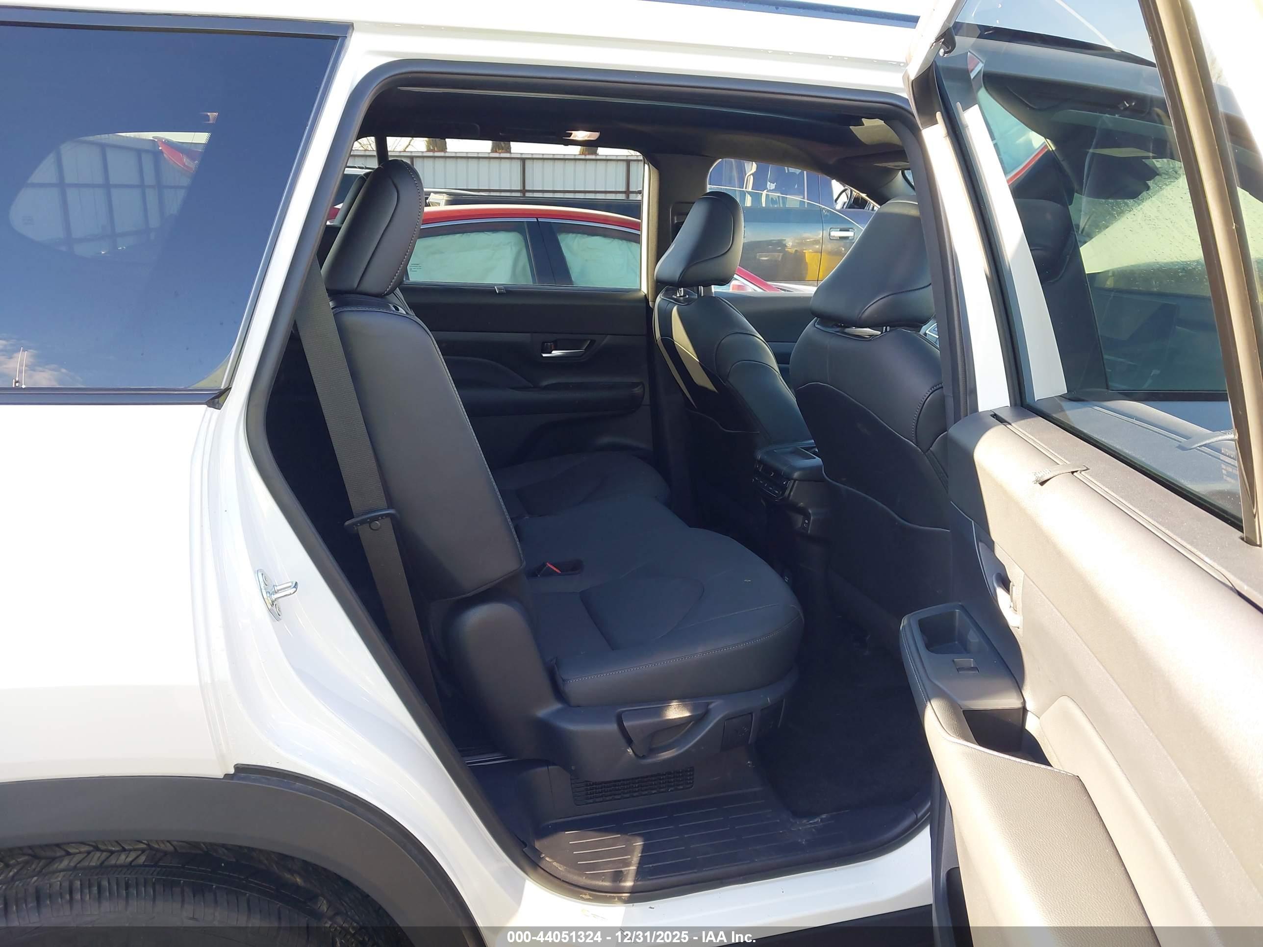 TOYOTA GRAND image 8