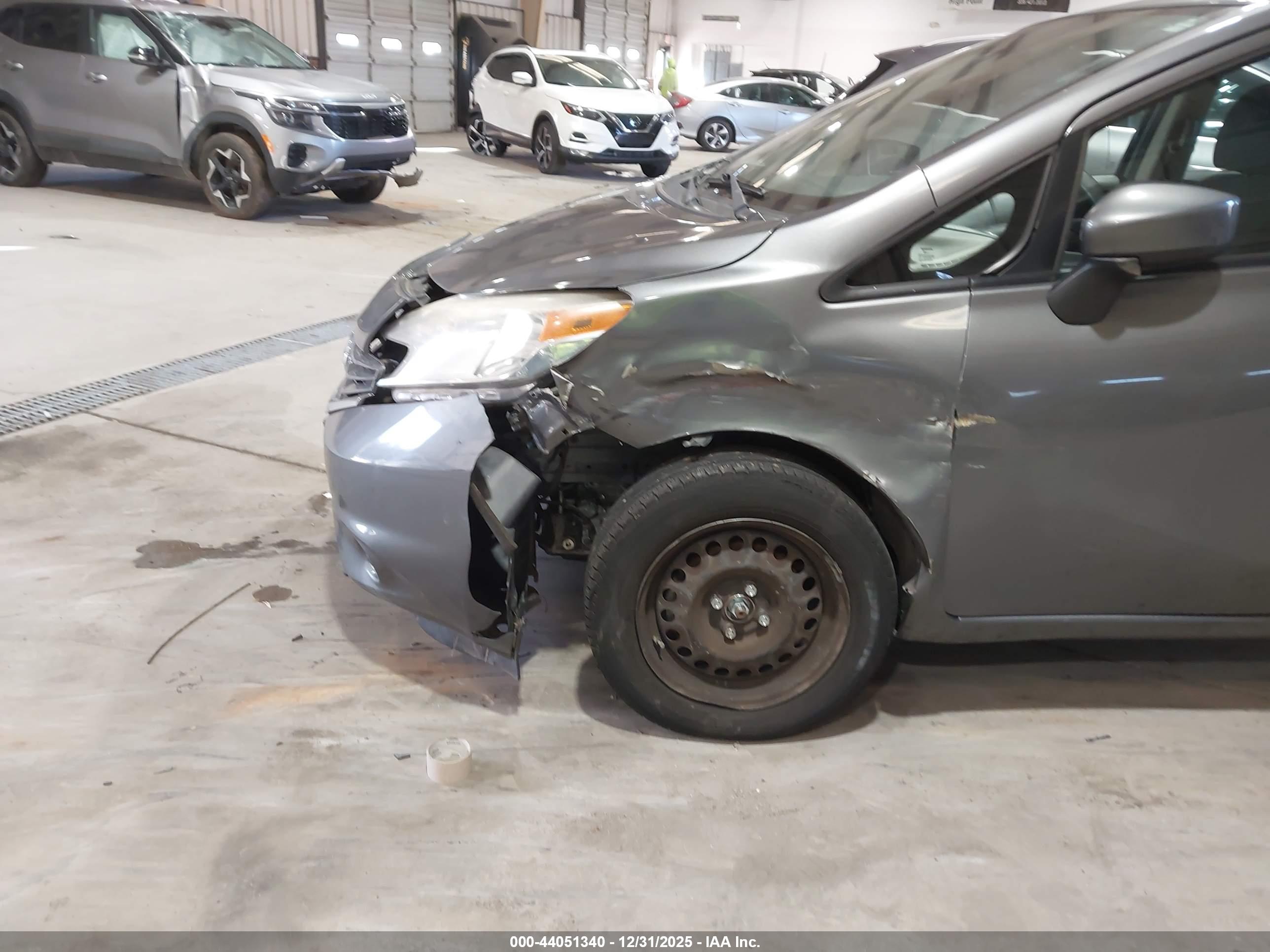 NISSAN VERSA image 6
