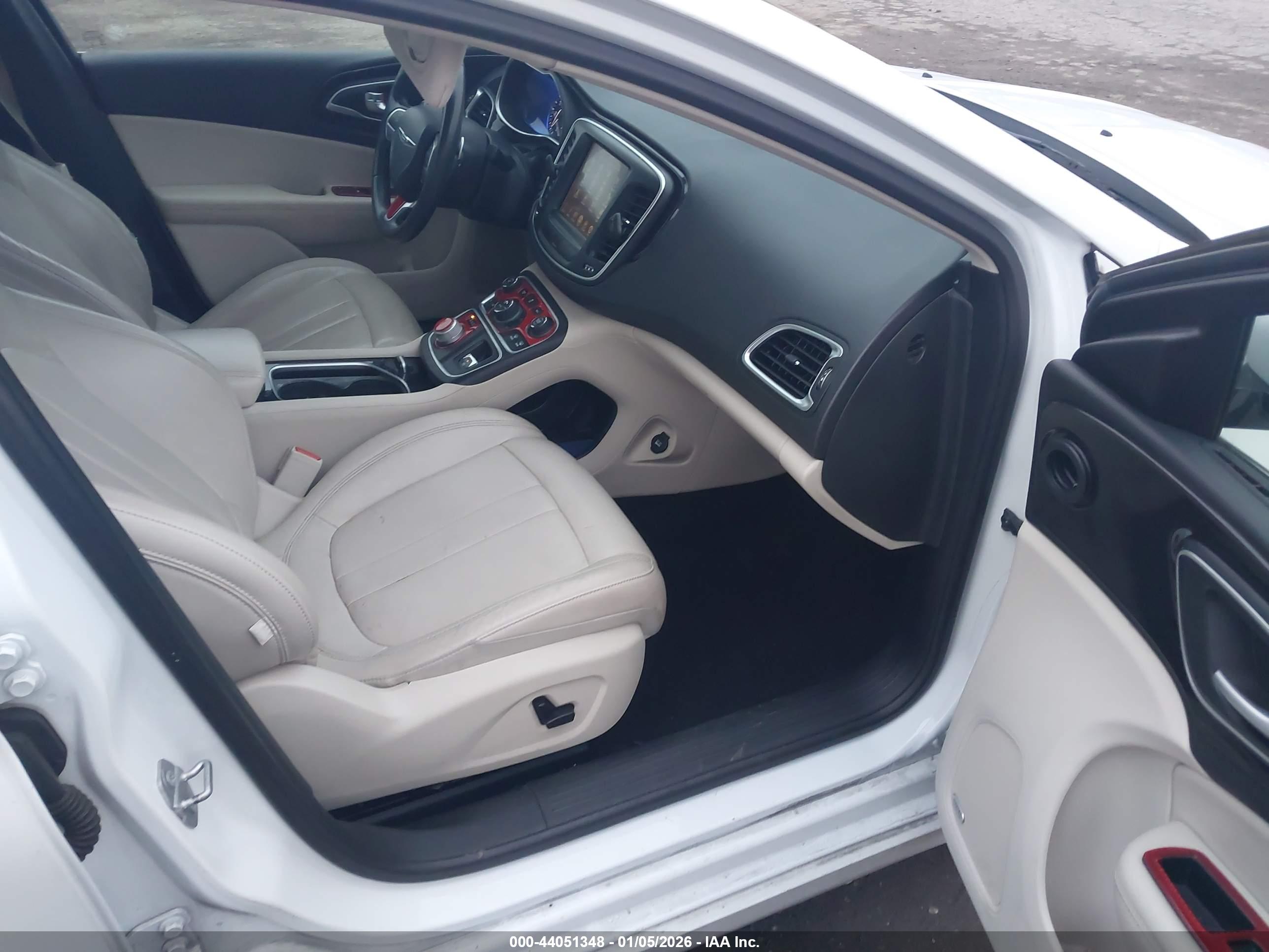 CHRYSLER 200 image 5