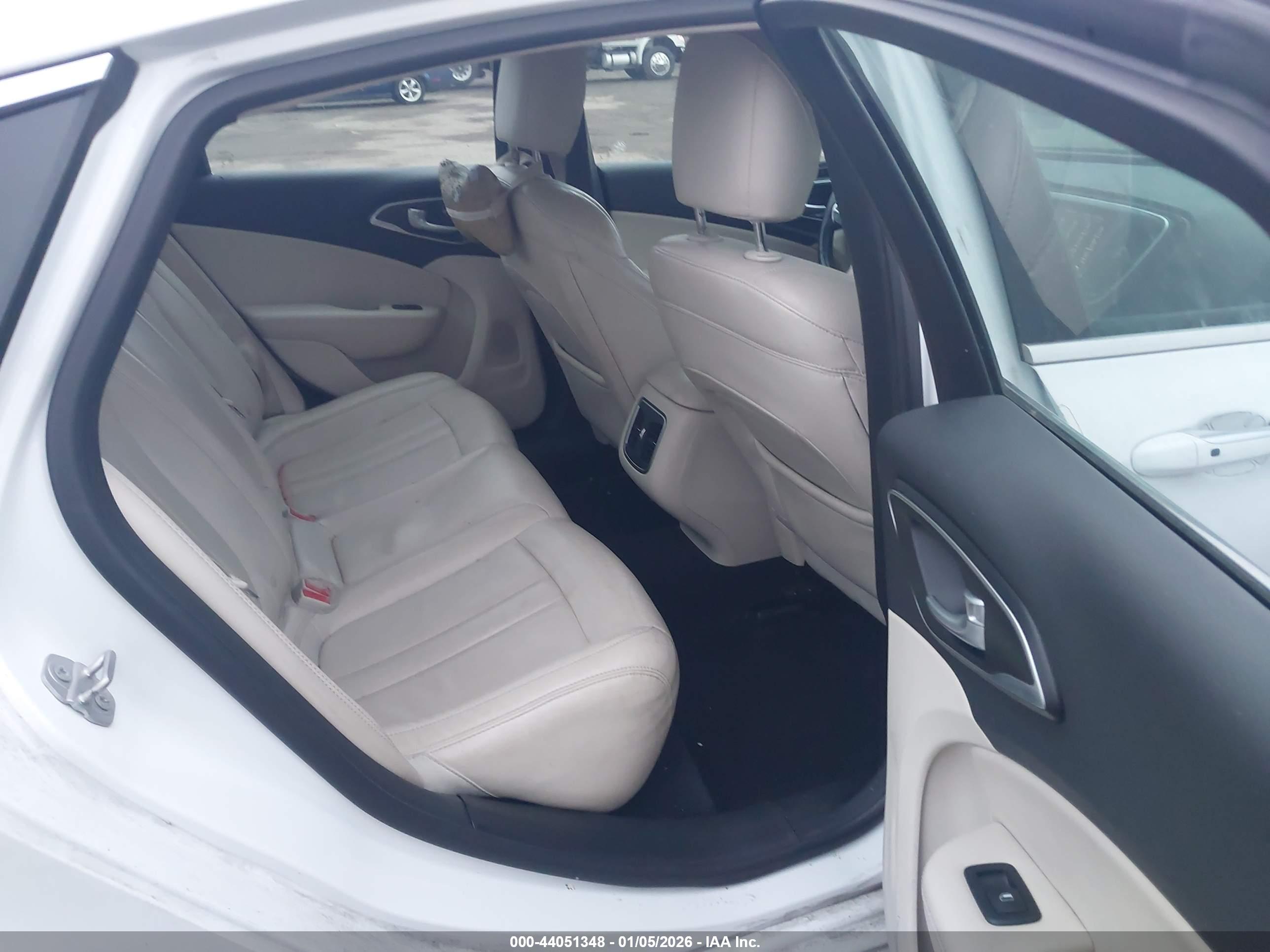 CHRYSLER 200 image 8