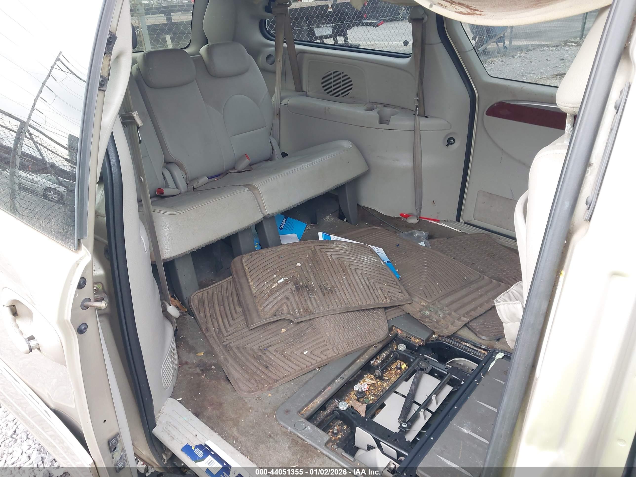 CHRYSLER TOWN image 8