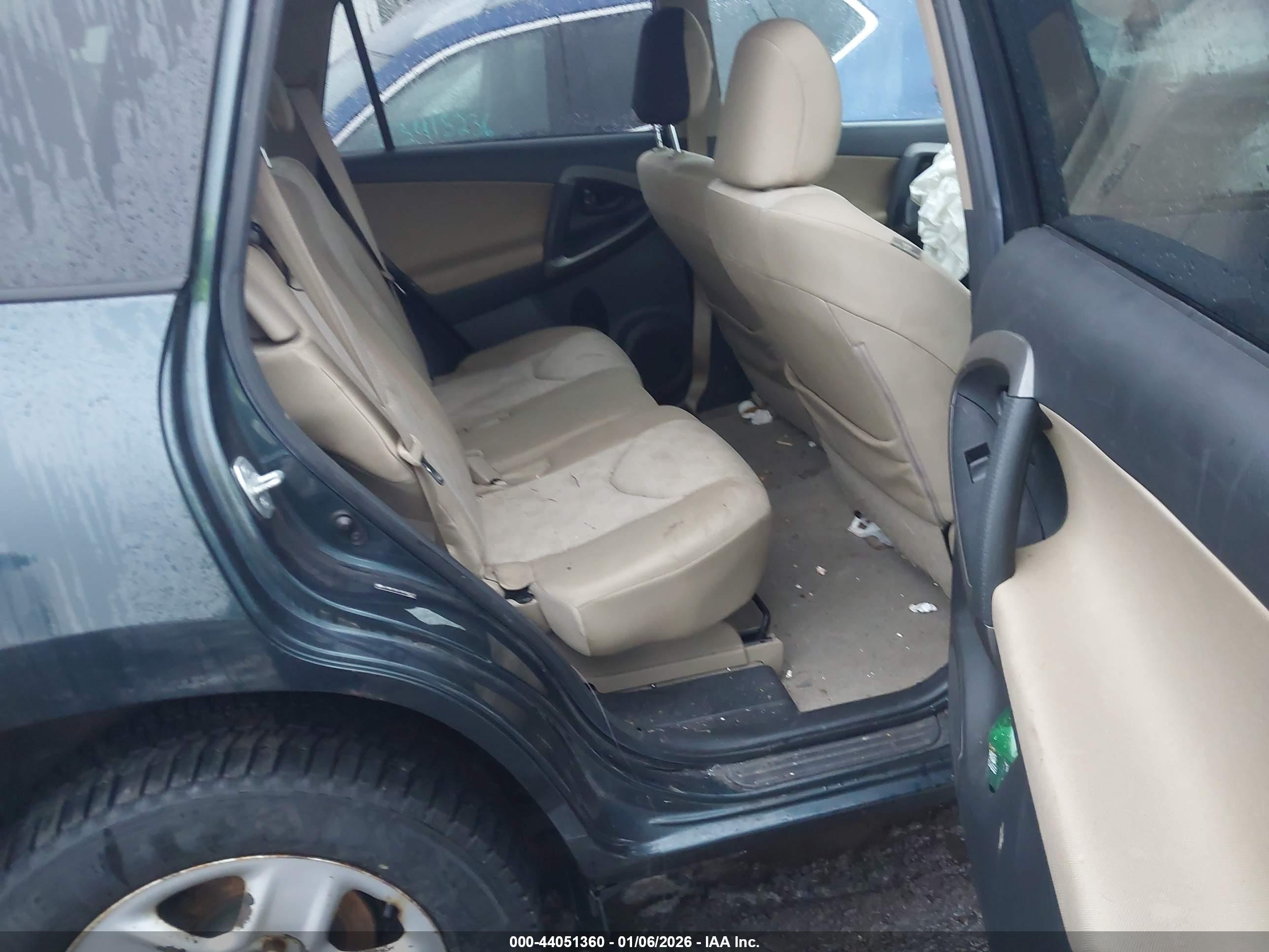 TOYOTA RAV4 image 8