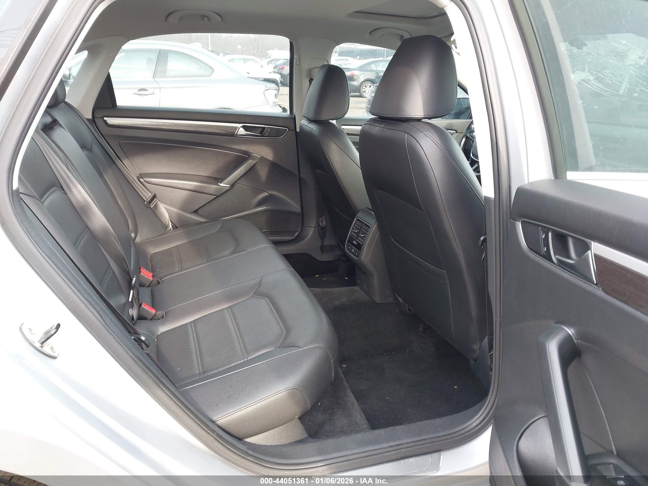 VOLKSWAGEN PASSAT image 8