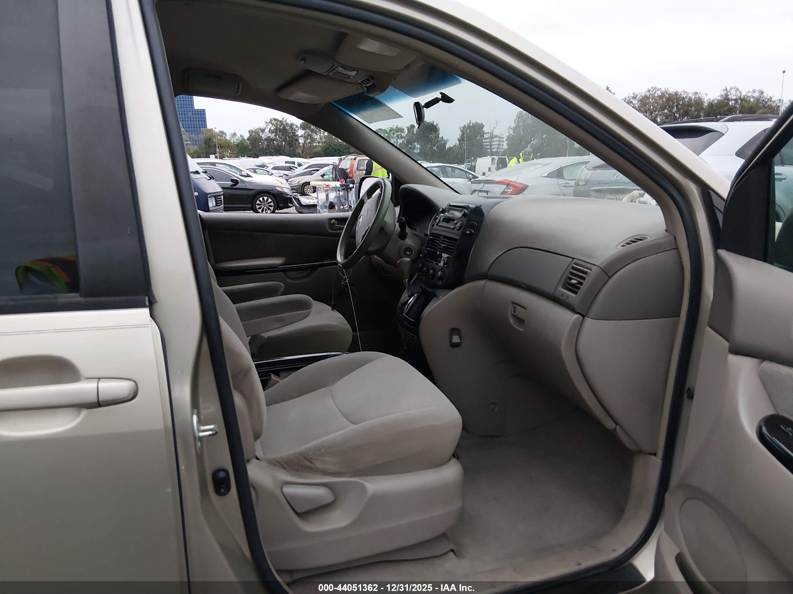 TOYOTA SIENNA image 5