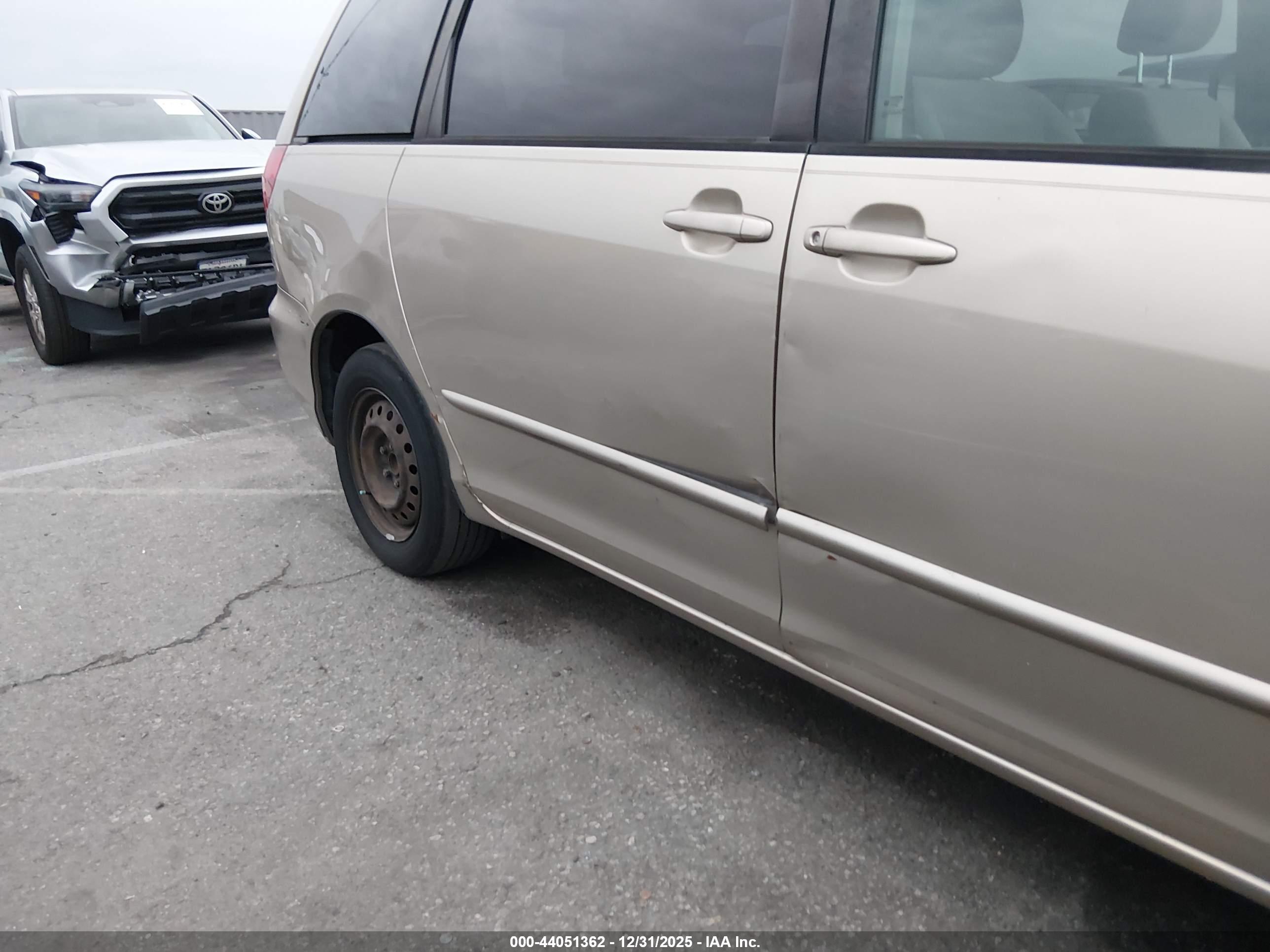 TOYOTA SIENNA image 6
