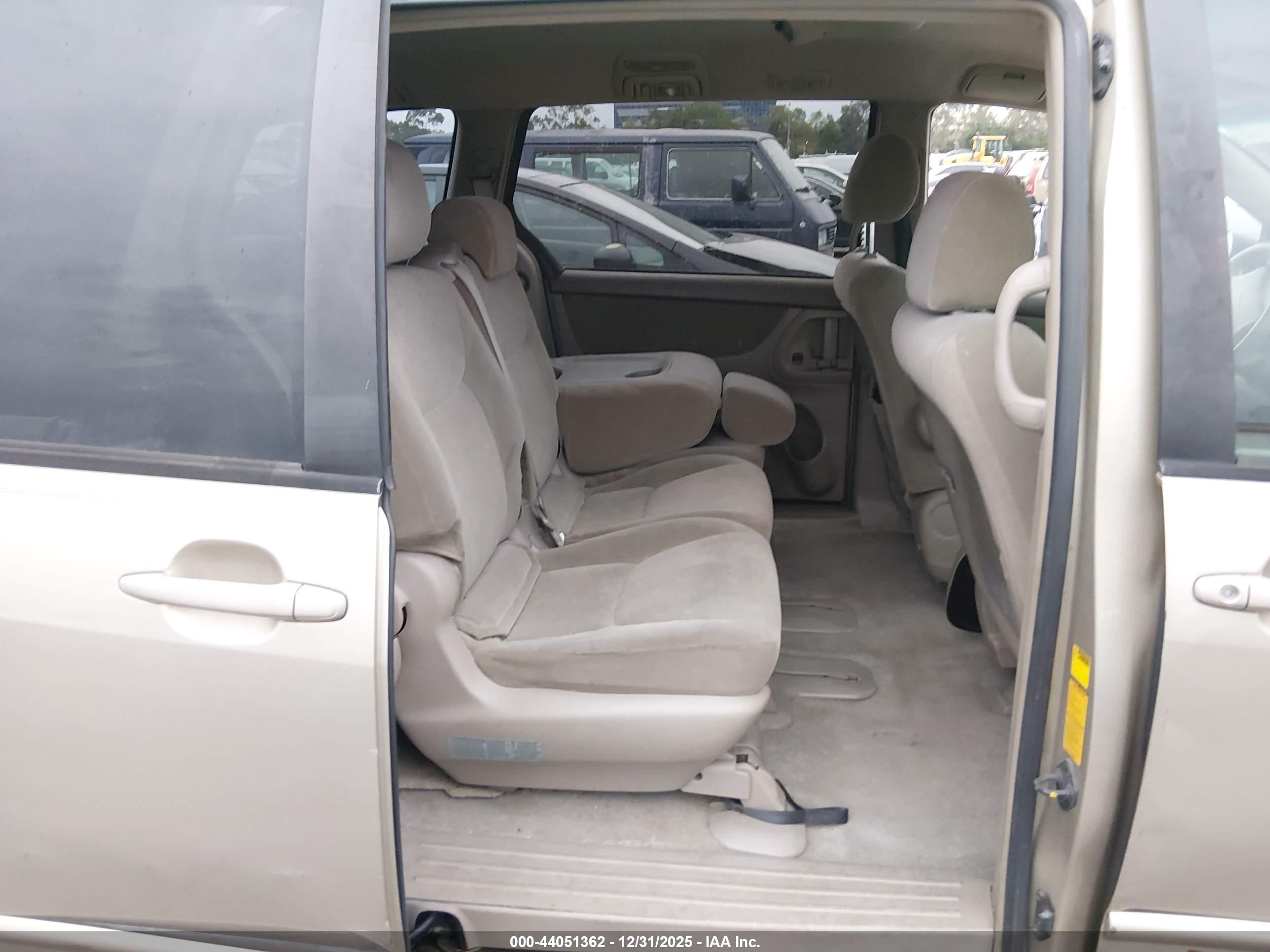 TOYOTA SIENNA image 8