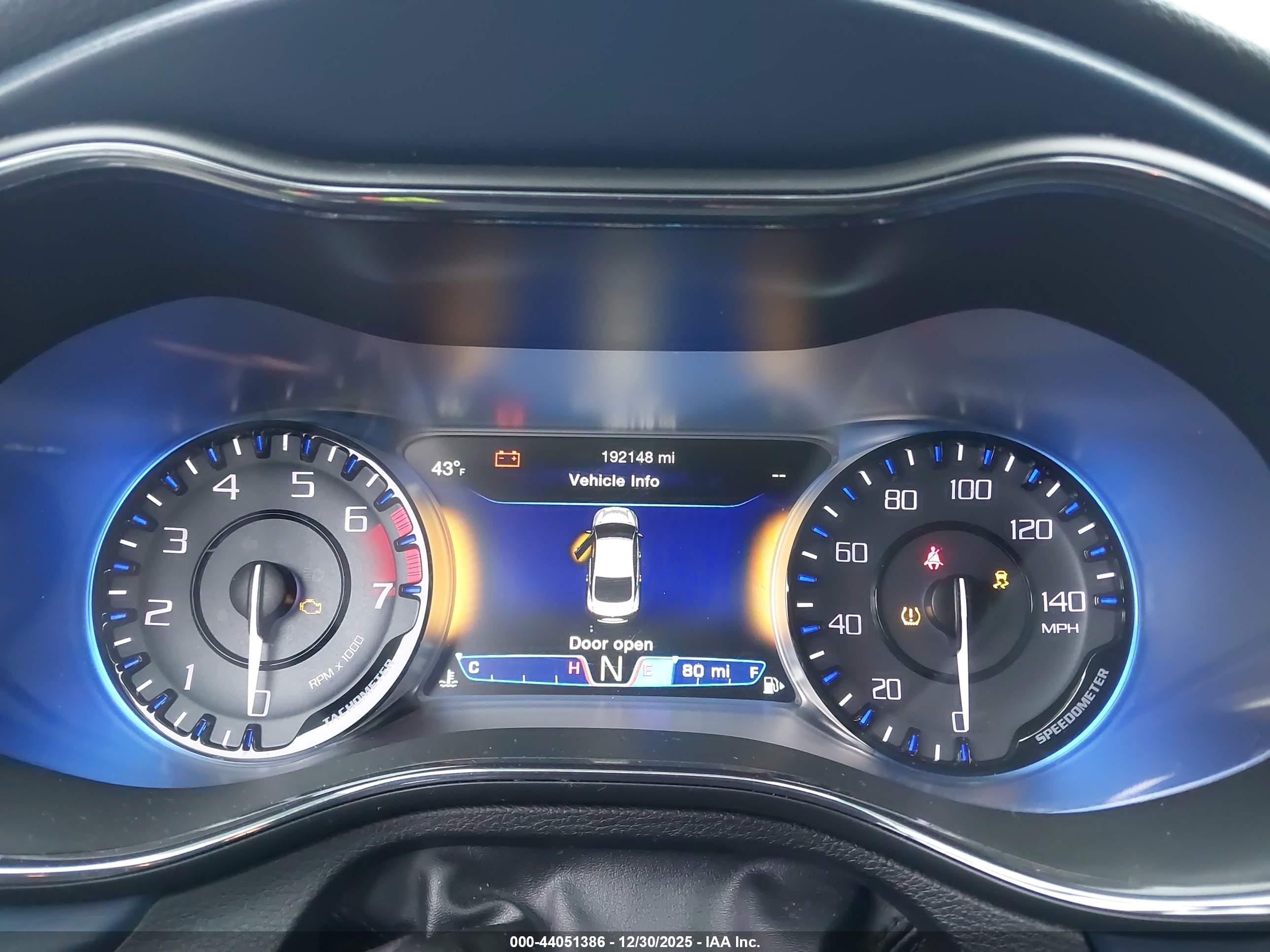 CHRYSLER 200 image 7