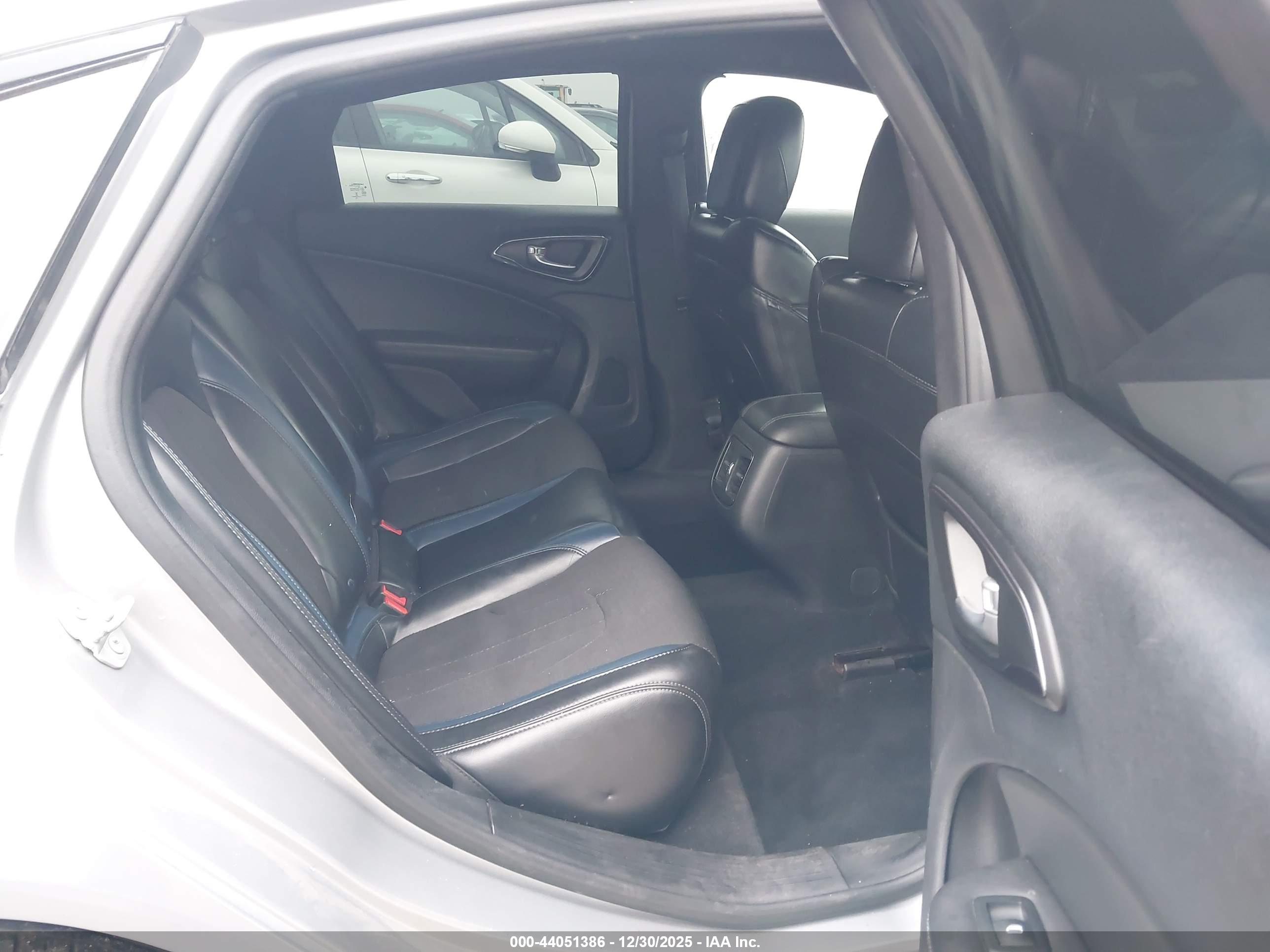 CHRYSLER 200 image 8