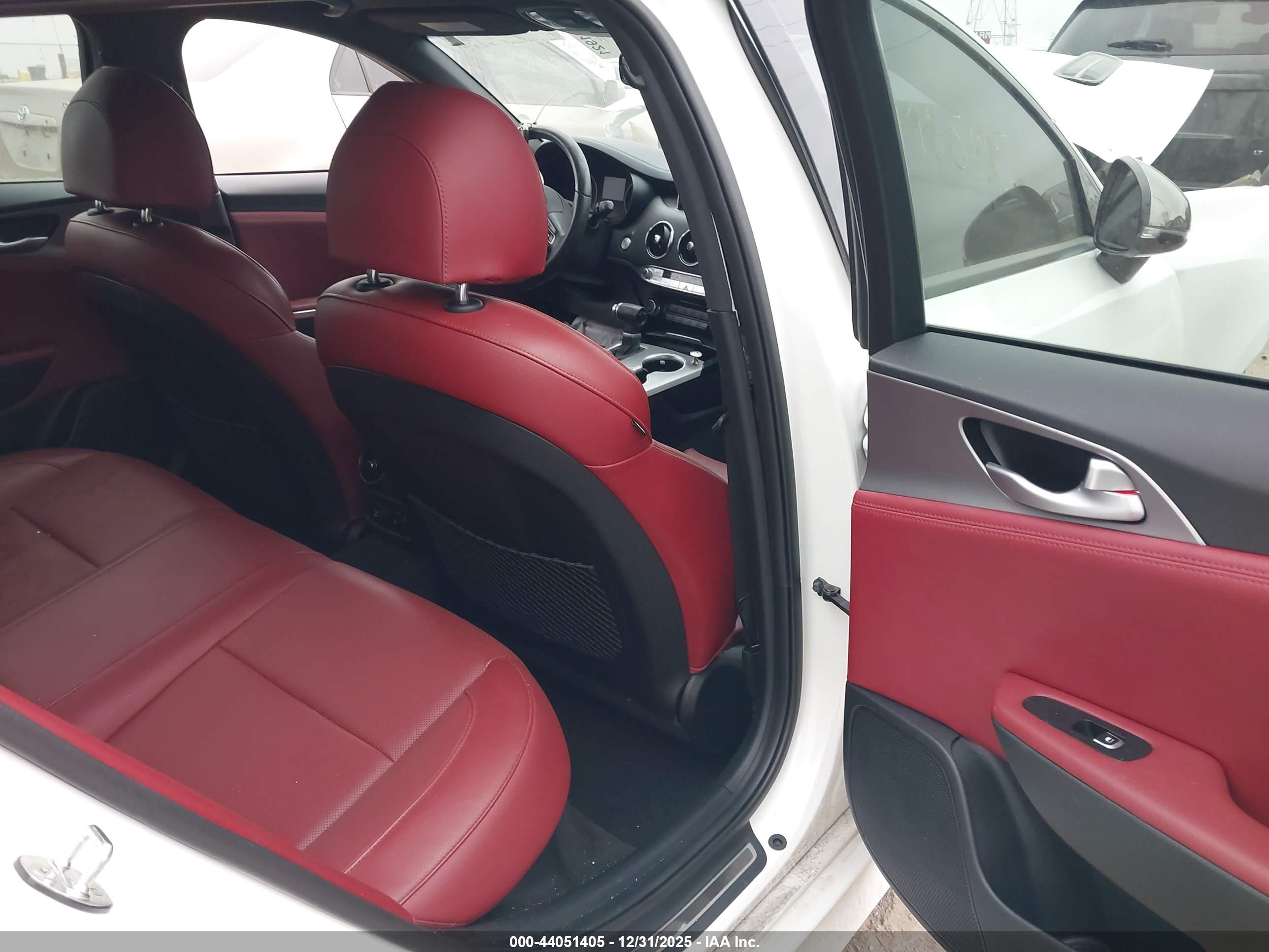 KIA STINGER image 8