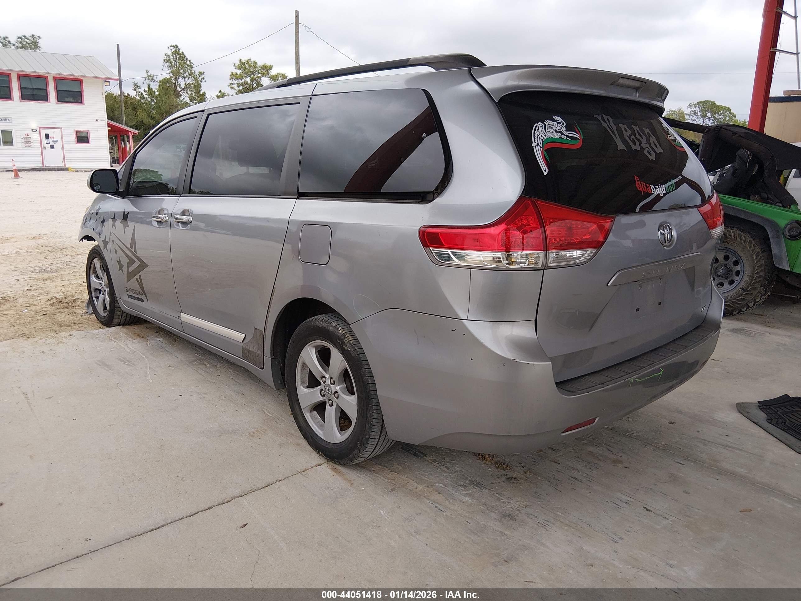 TOYOTA SIENNA image 3