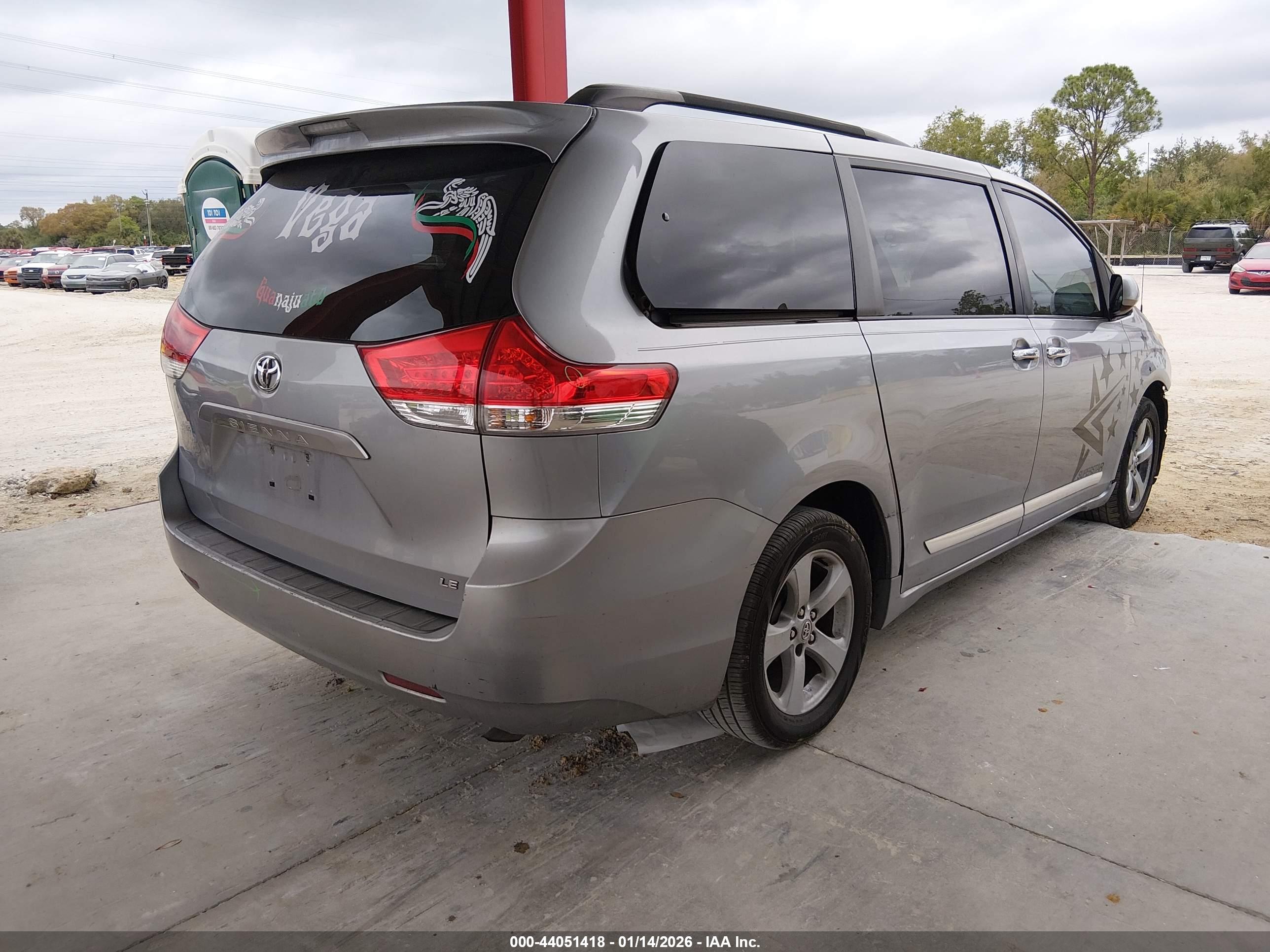TOYOTA SIENNA image 4