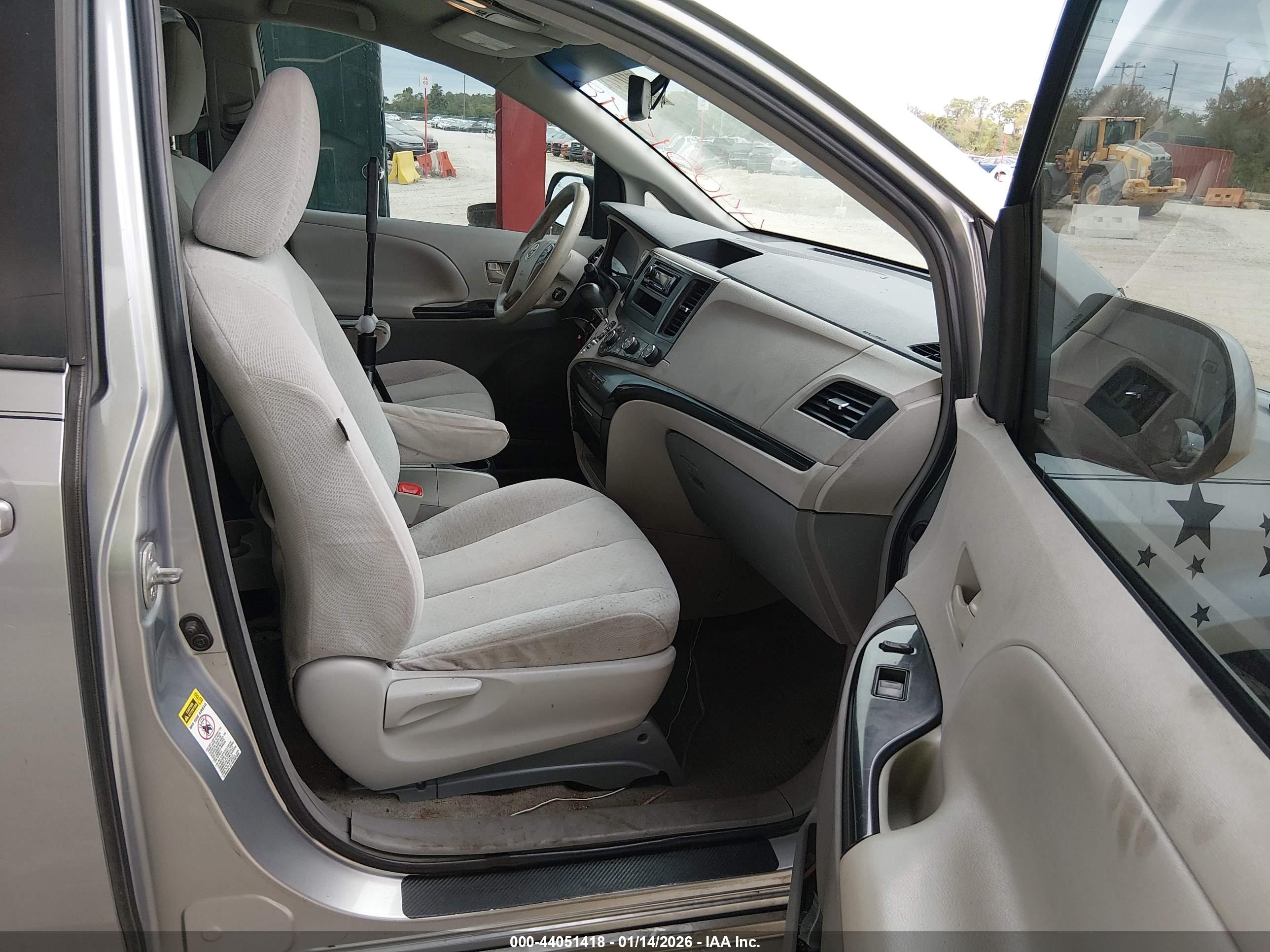 TOYOTA SIENNA image 5