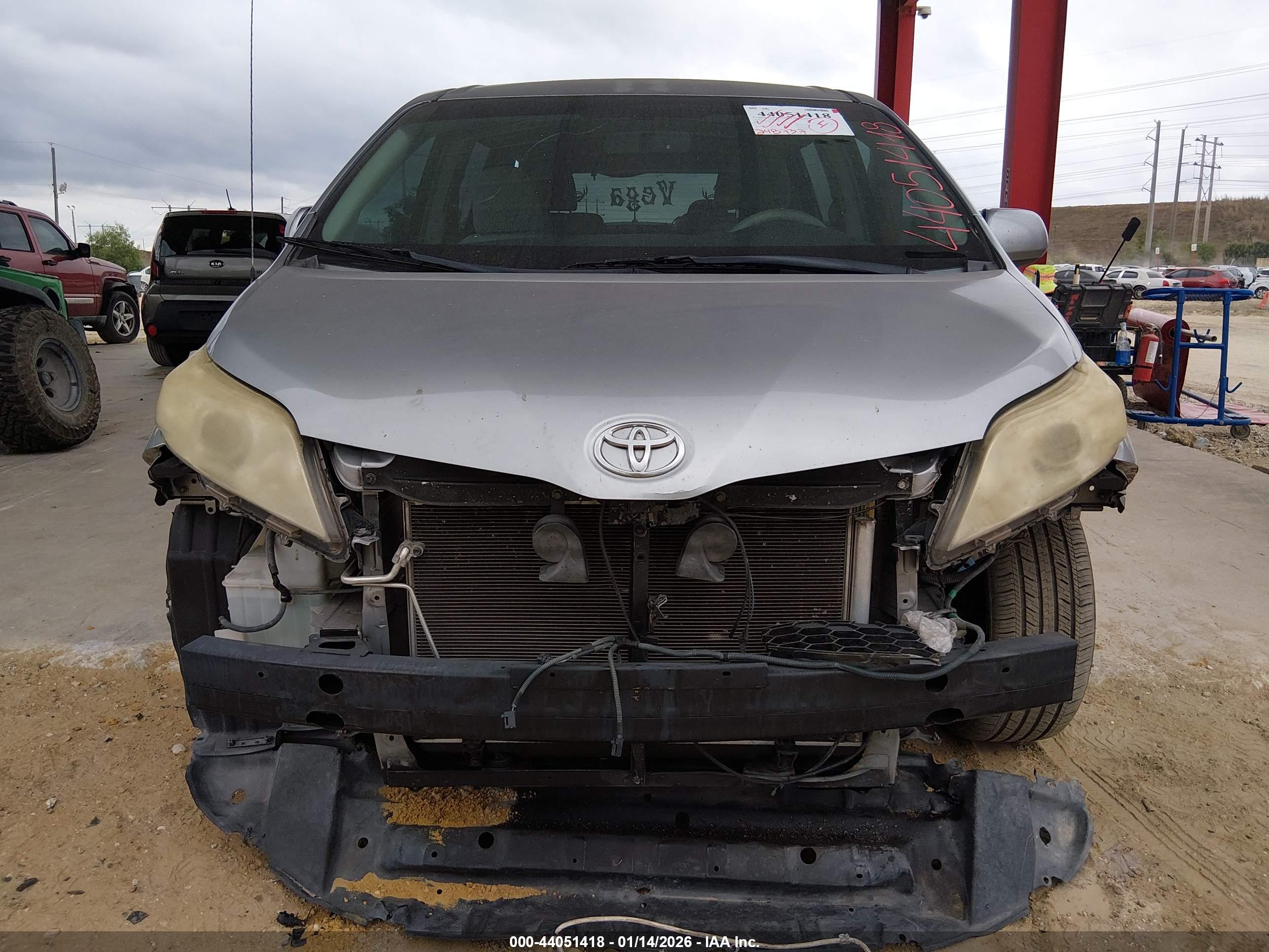 TOYOTA SIENNA image 6